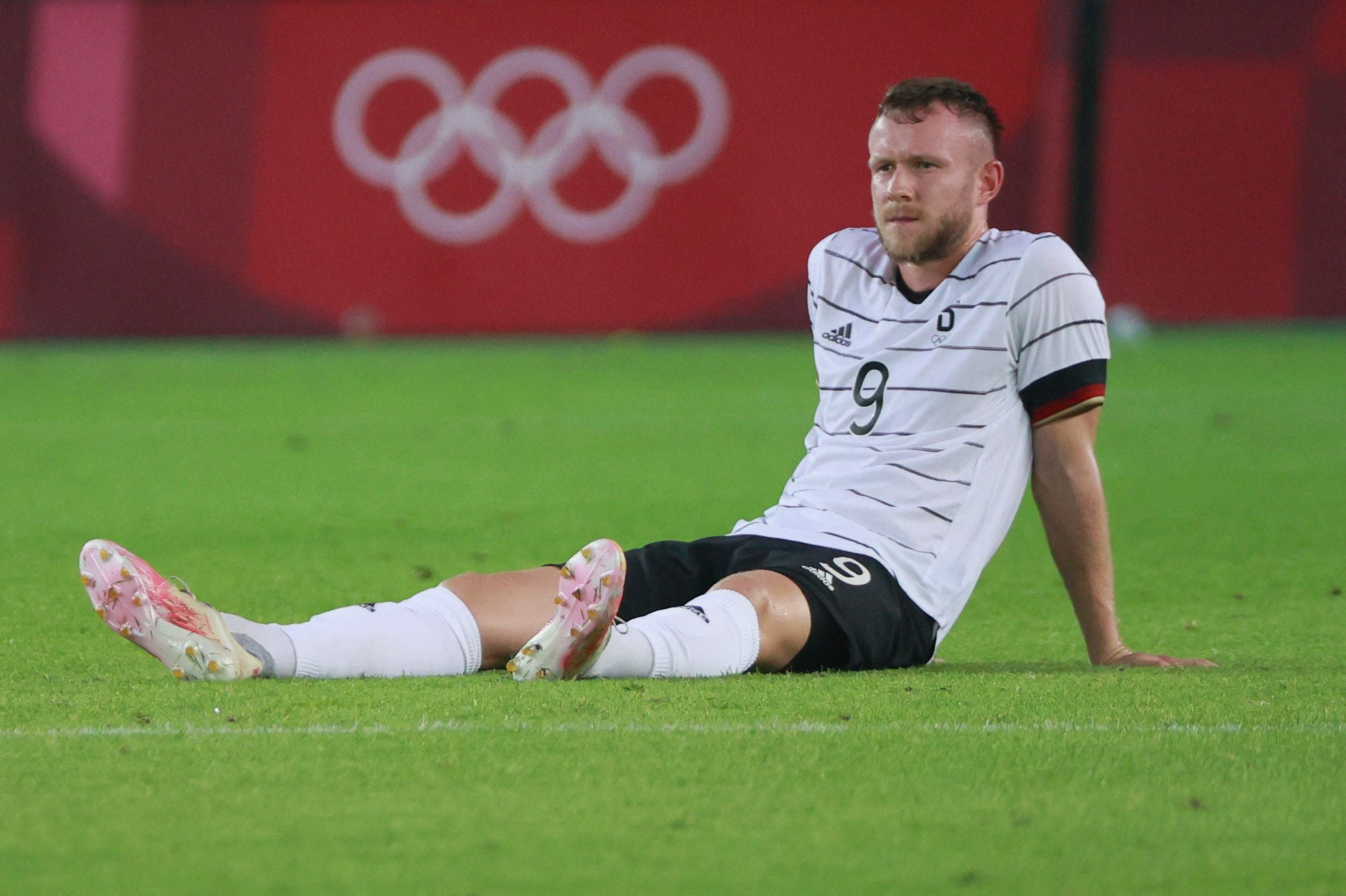 Striker Timnas U-23 Jerman Cedric Teuchert terlihat lesu usai bermain 1-1 dengan Pantai Gading. Jerman gagal ke perempat final.  