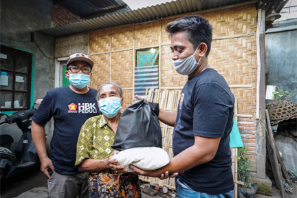 Bantuan sembako untuk kaum dhuafa.