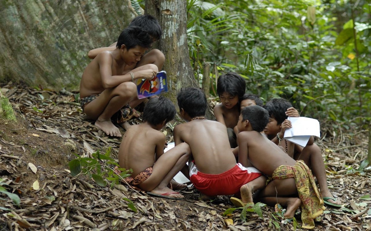 Ilustrasi: Perbal Tampung (kiri atas pegang buku), pada tahun 2013 silam, ketika memulai belajar