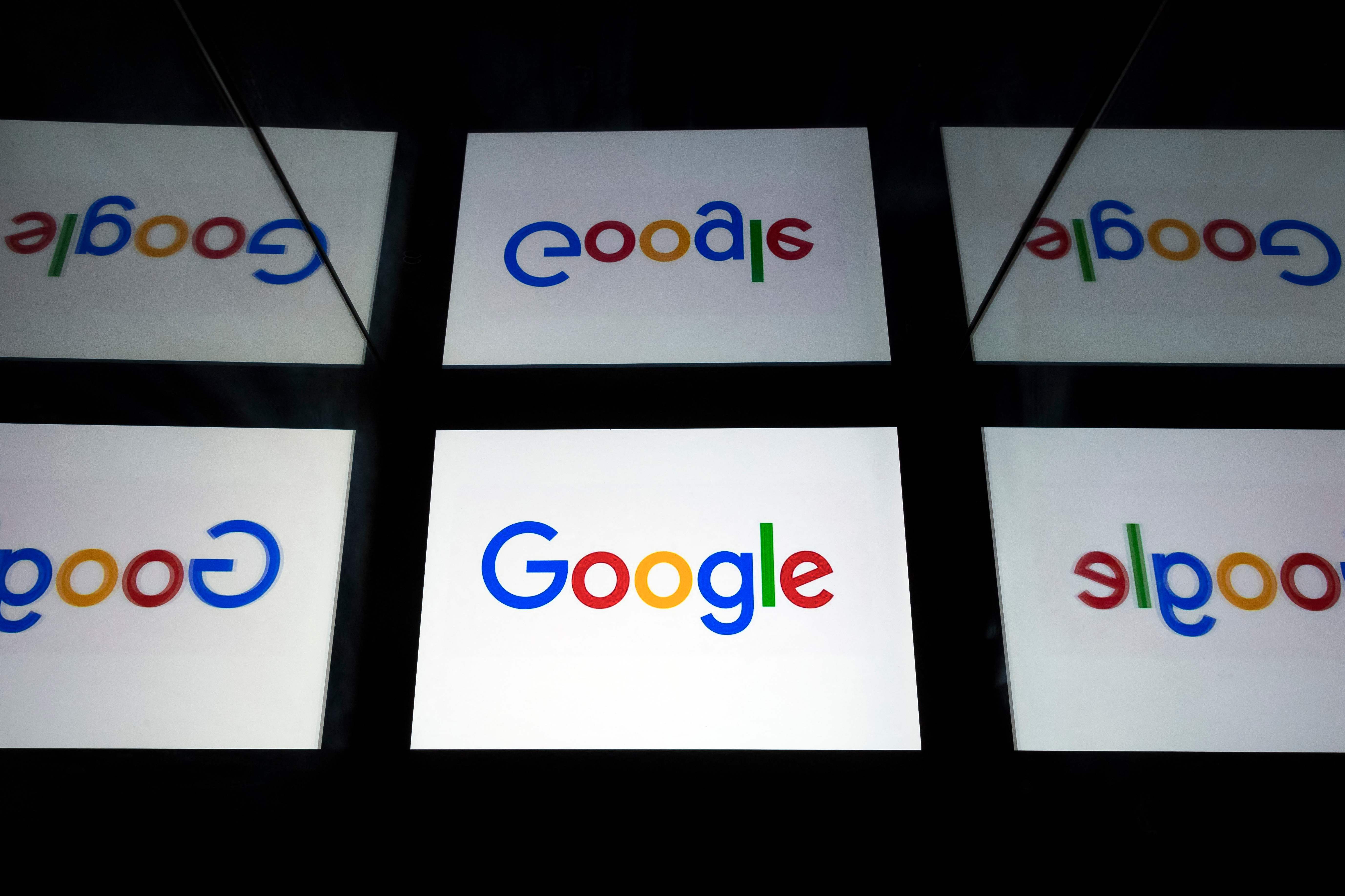 Logo Google terlihat di sebuah komputer tablet