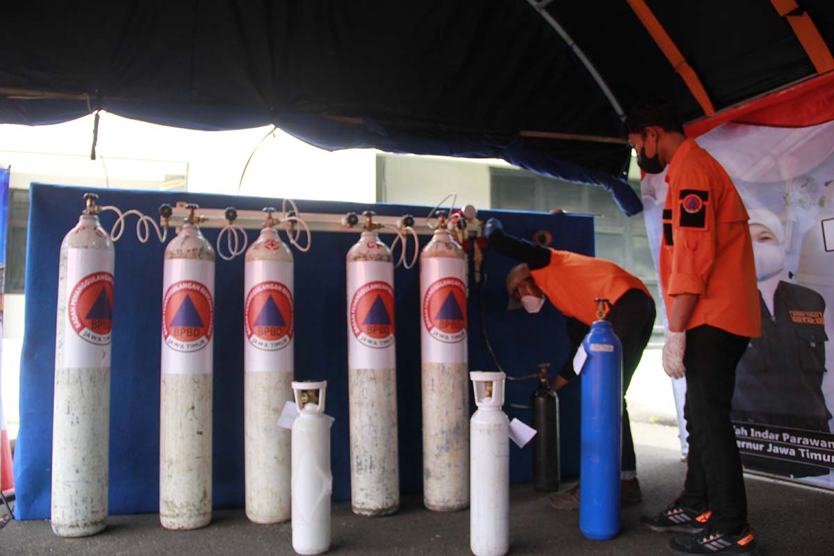 Staf BPPBD Jawa Timur menyiapkan sejumlang tabung oksigen dari masyarakat untuk di isi ulang gratis selama 1 bulan.