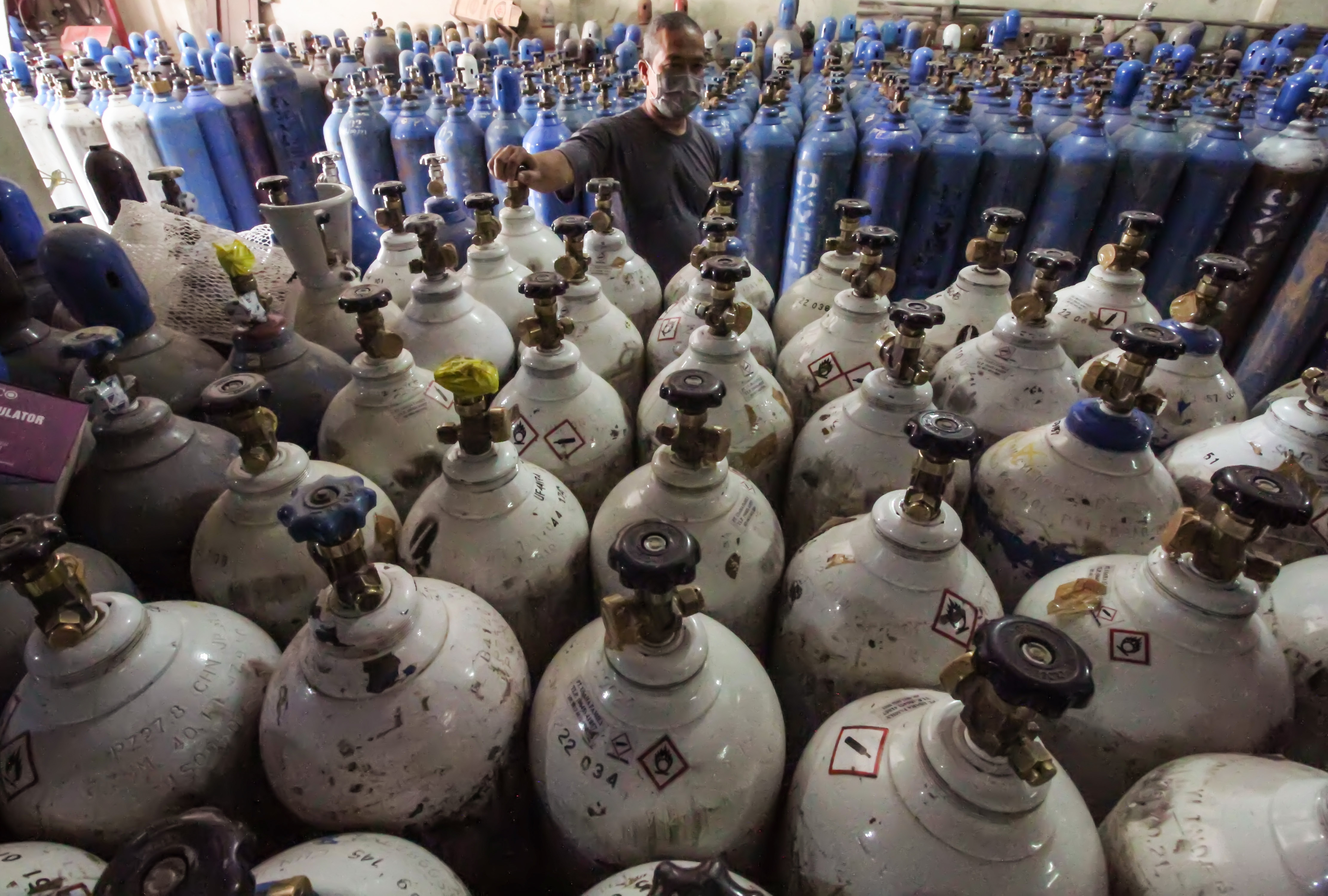 Pekerja mengangkut tabung gas oksigen untuk didistribusi kesejumlah Rumah Sakit di Lhokseumawe Aceh, Jumat (2/7/2021).