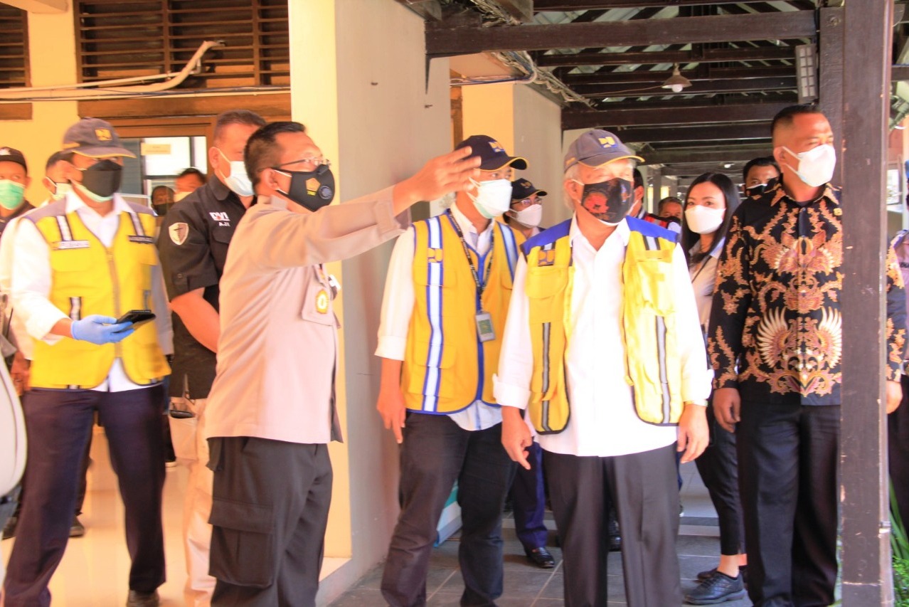 Menteri PUPR Basuki (kedua dari kanan depan).