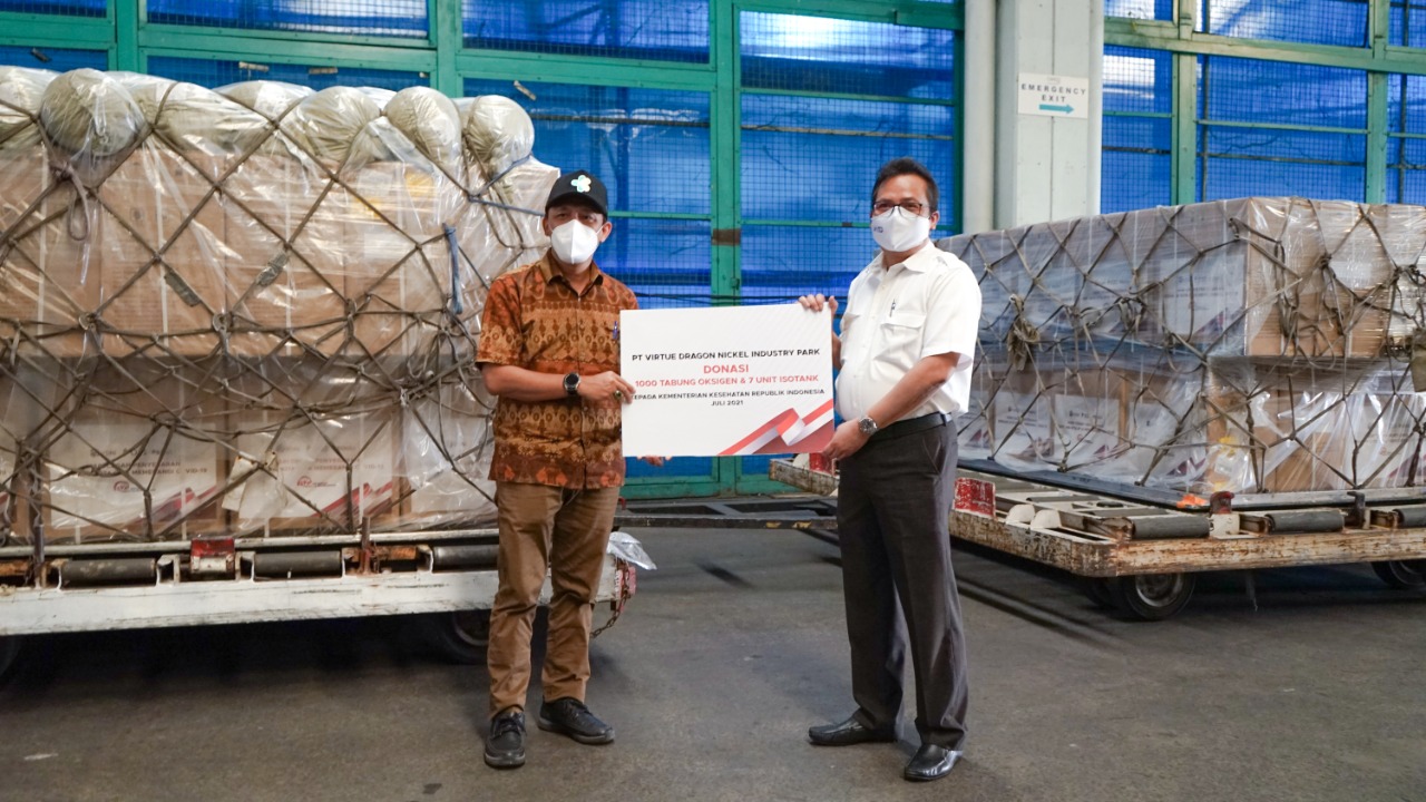 Penyerahan 7 iso tank dan 1000 tabung oksigen kepada pemerintah melalui Kemenko Kemaritiman dan Investasi untuk pasien Covid-19.