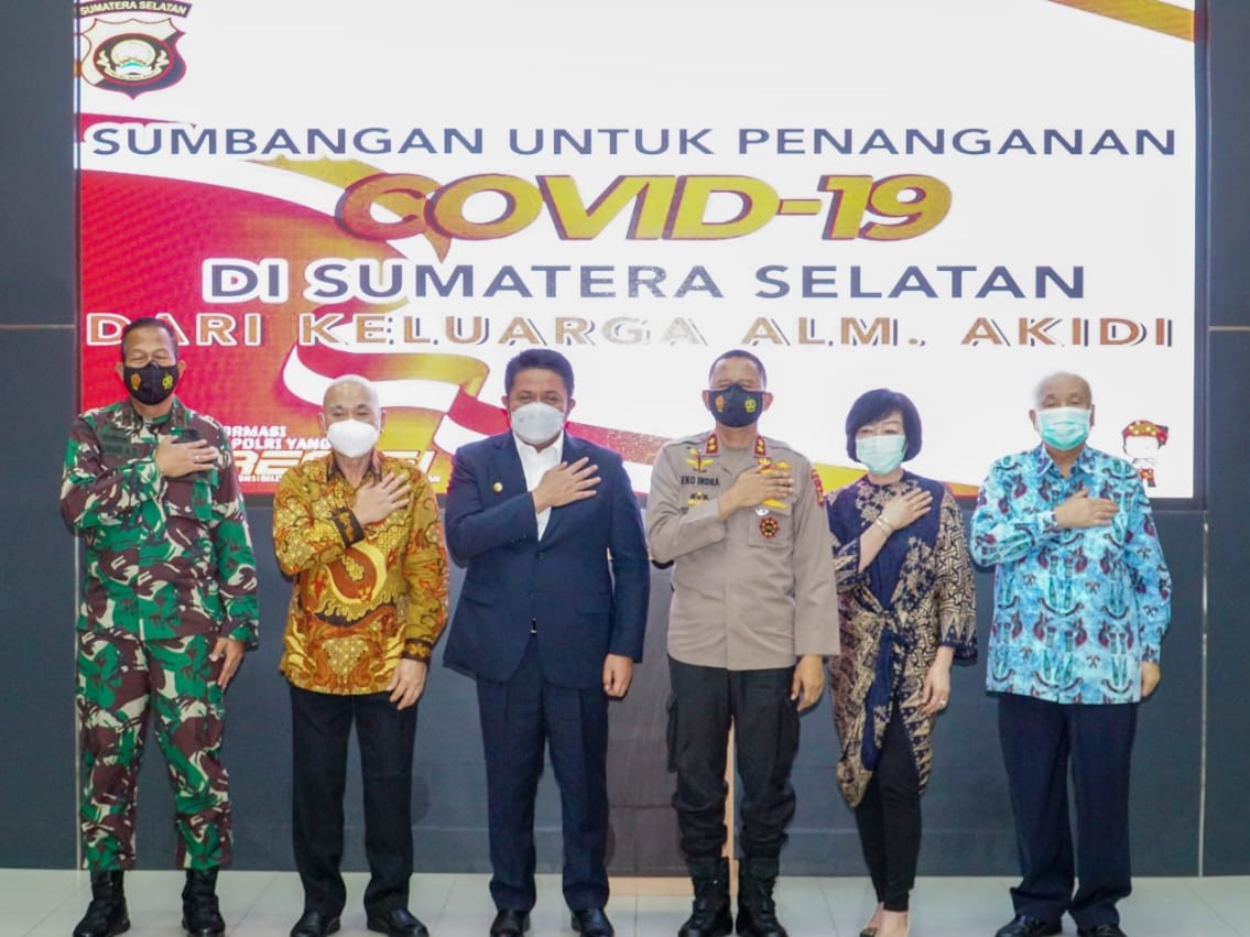 Penyerahan bantuan uang senilai Rp2 triliun dari keluarga almarhum Akidi Tio untuk penanganan covid-19 di Sumsel.