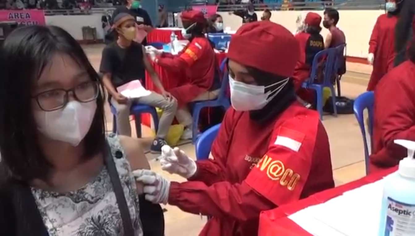 Suasana pelaksanaan vaksinasi massal yang dilakukan Polda Jambi di GOR Kotabaru, Kota Jambi, Senin (26/7).