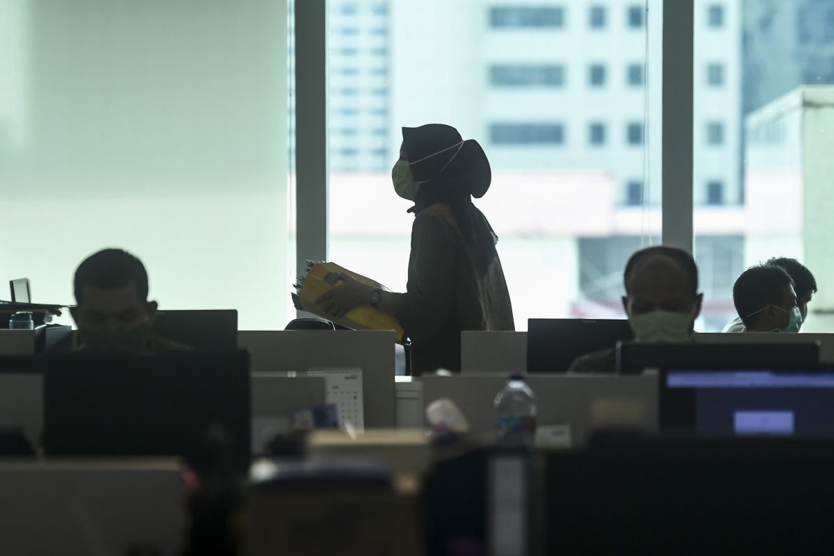 Ilustrasi pekerja masih bekerja di kantor