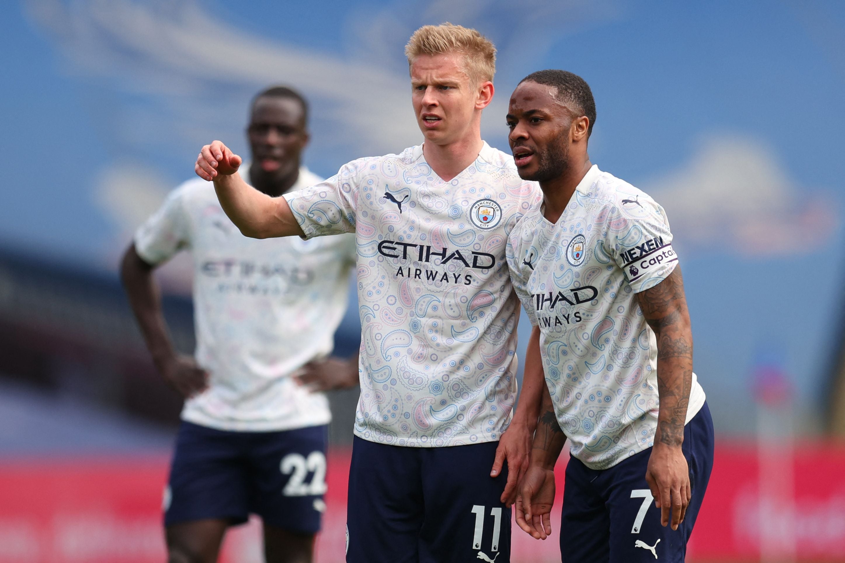 Oleksandr Zinchenko (kiri) berbincang dengan Raheem Sterling