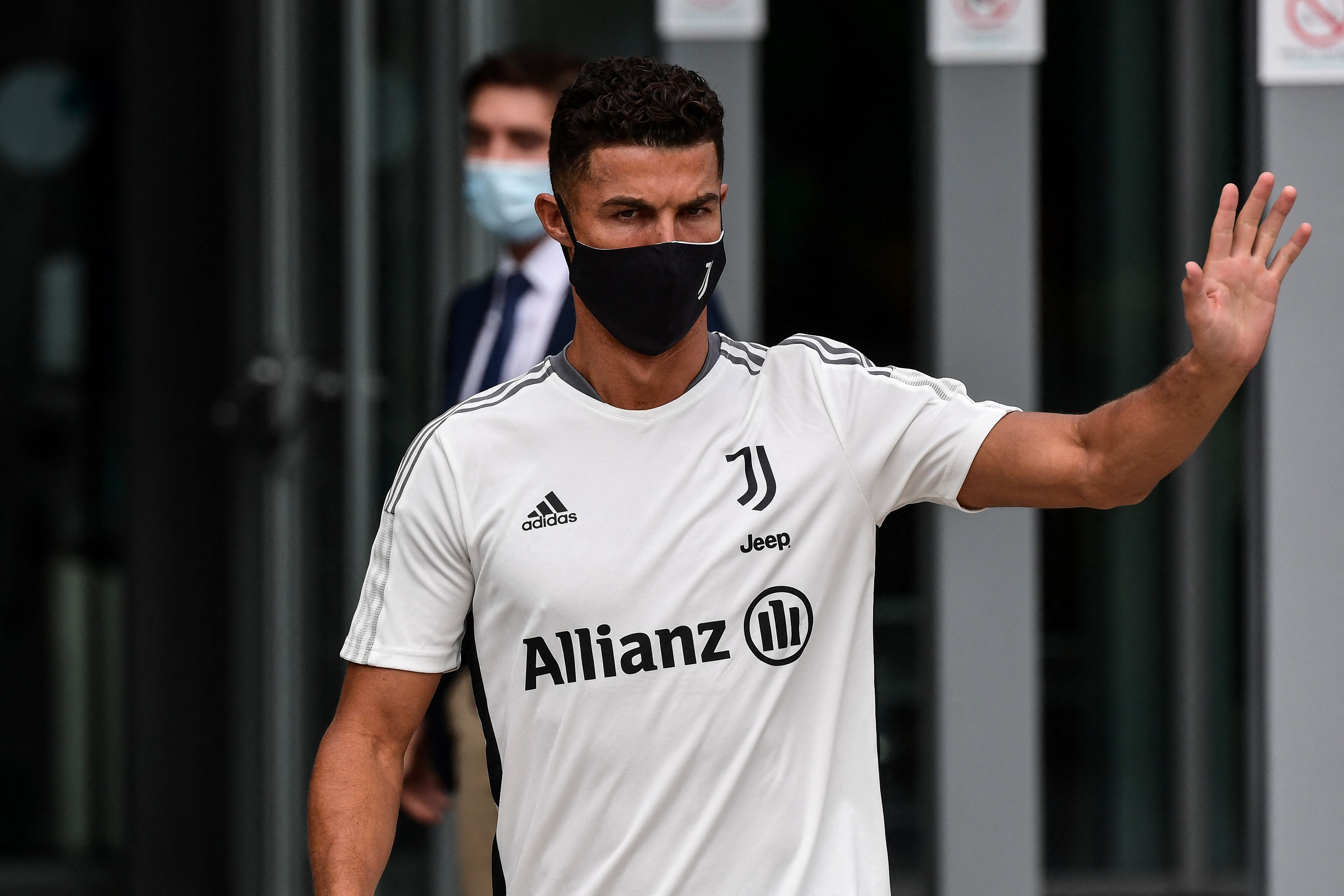 Penyerang Juventus Cristiano Ronaldo menyapa para penggemar usai menjalani tes medis di Turin.