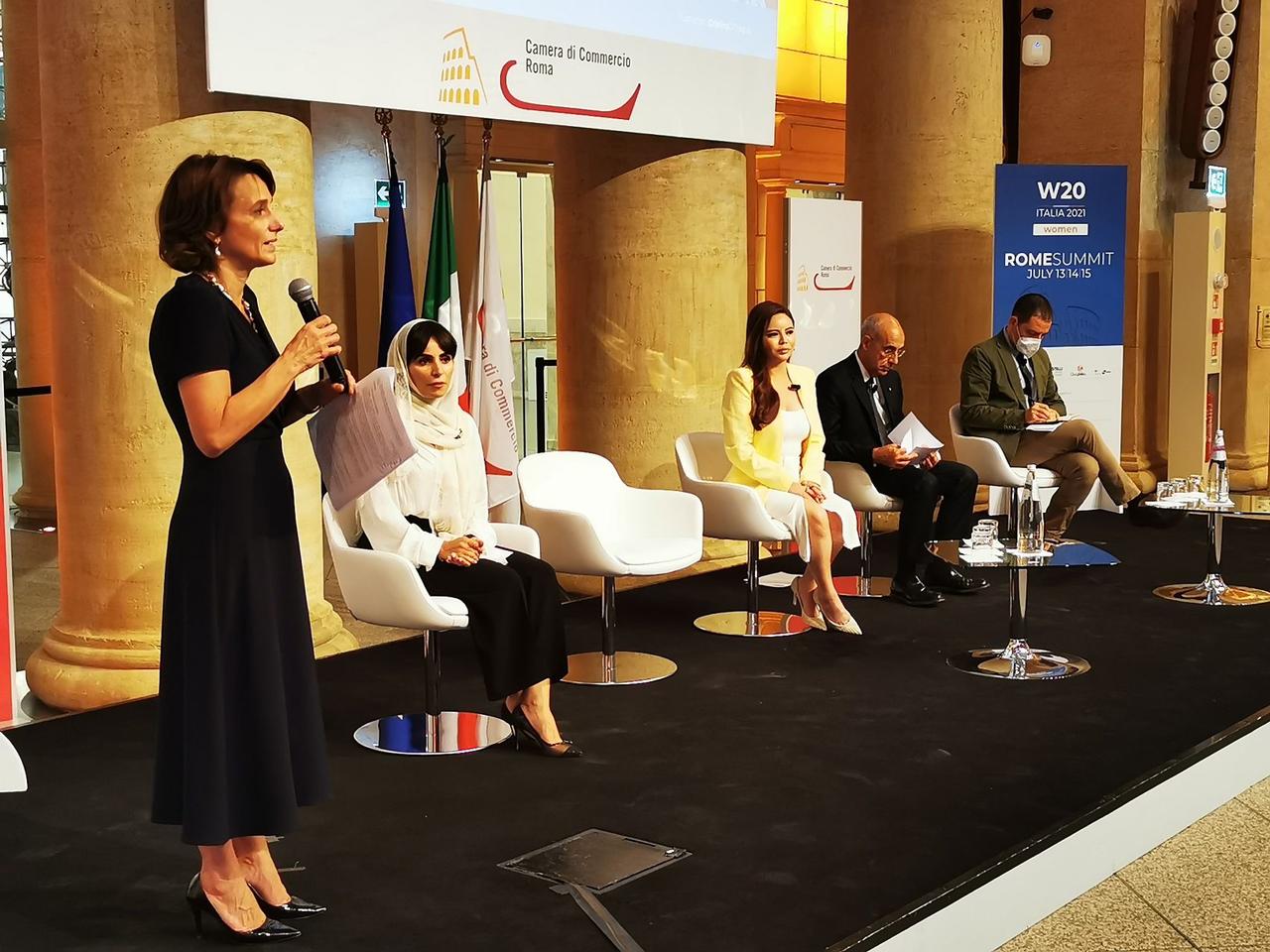 Menteri Pemberdayaan Perempuan Italia, Elena Bonetti  (kiri) saat memberikan sambutan dalam KTT G20 Woman Summit.