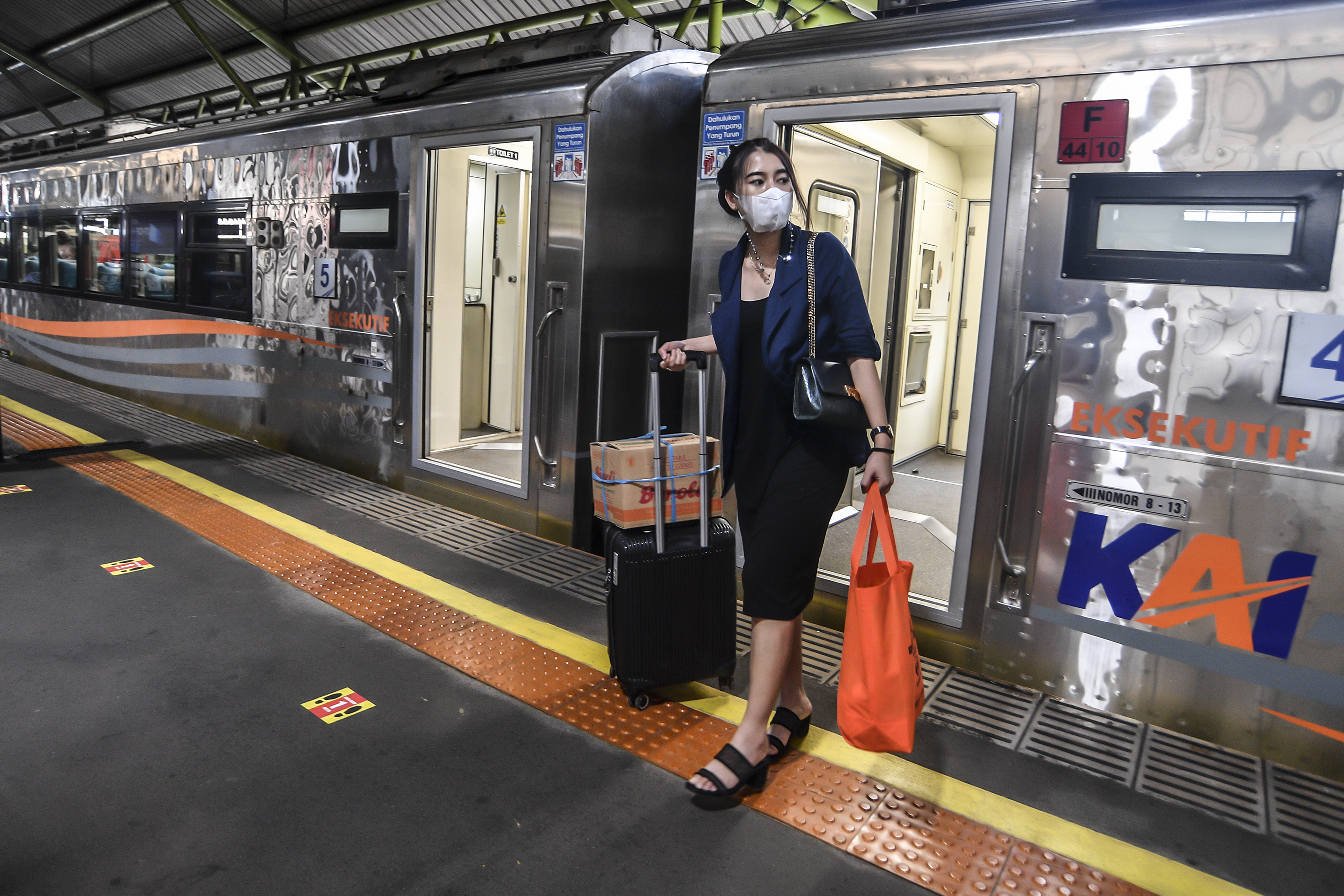 Penumpang kereta Argo Lawu berjalan keluar dari gerbong saat tiba di Stasiun Gambir, Jakarta.