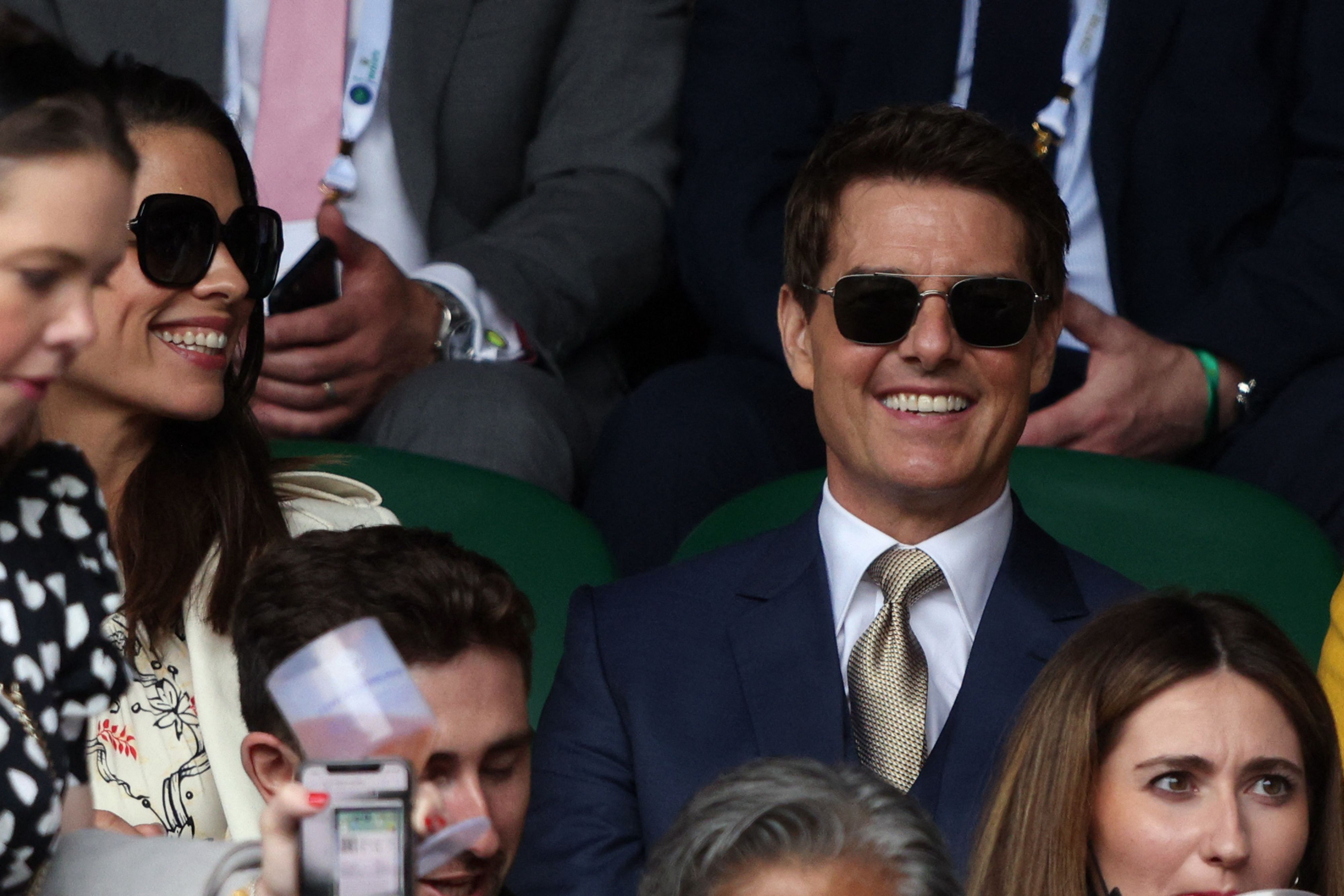 Aktor AS Tom Cruise menyaksikan laga Wimbledon, Sabtu (10/7).