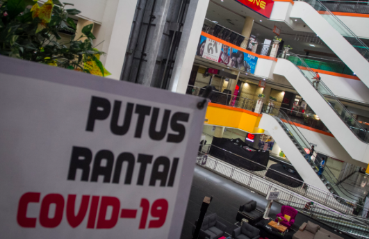 Suasana aktifitas pusat perbelanjaan sepi di Grand Mall, Solo, Jawa Tengah, Sabtu (3/7/2021).