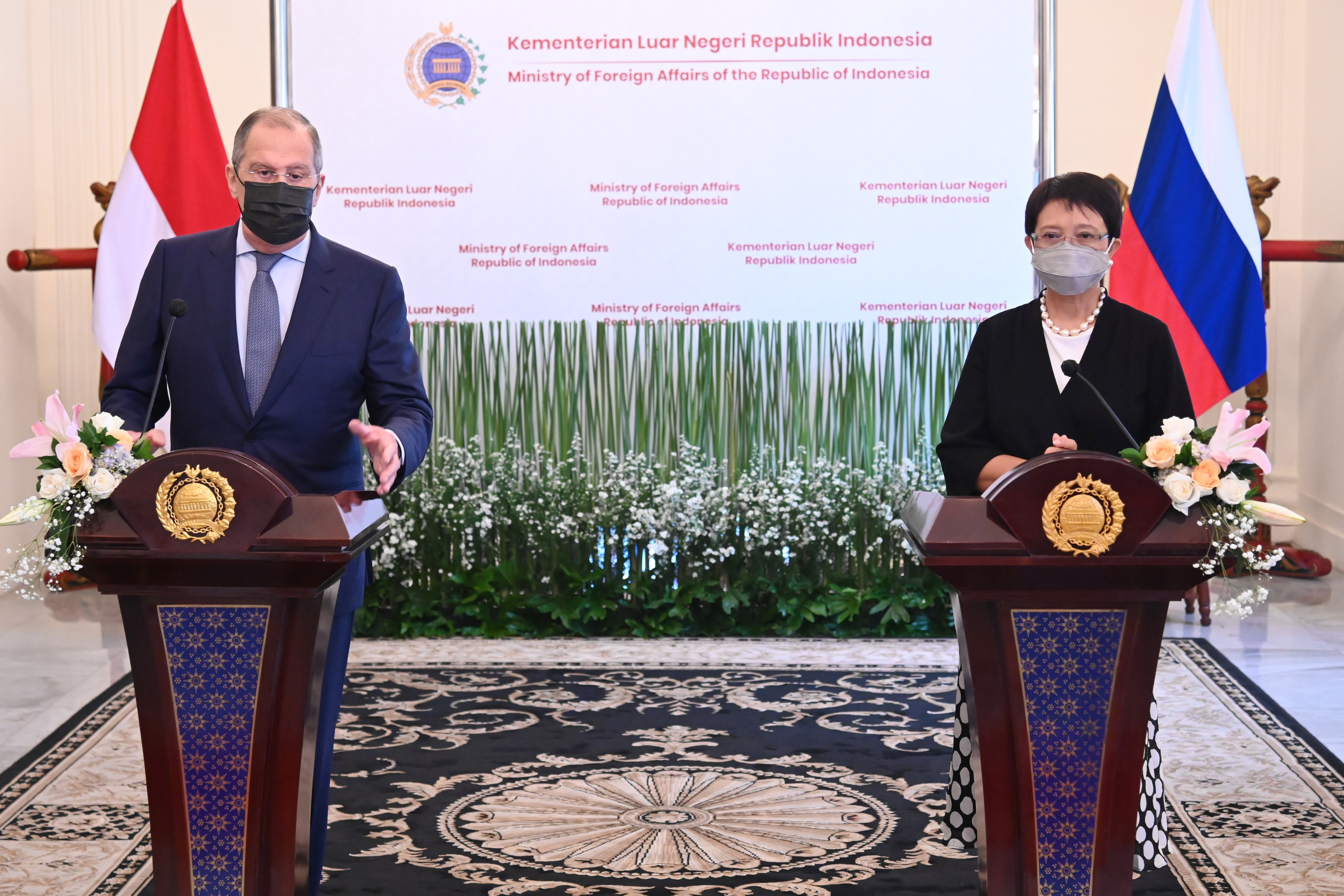 Menlu RI Retno Marsudi dan Menlu Rusia Sergey Lavrov saat menyampaikan keterangan bersama.