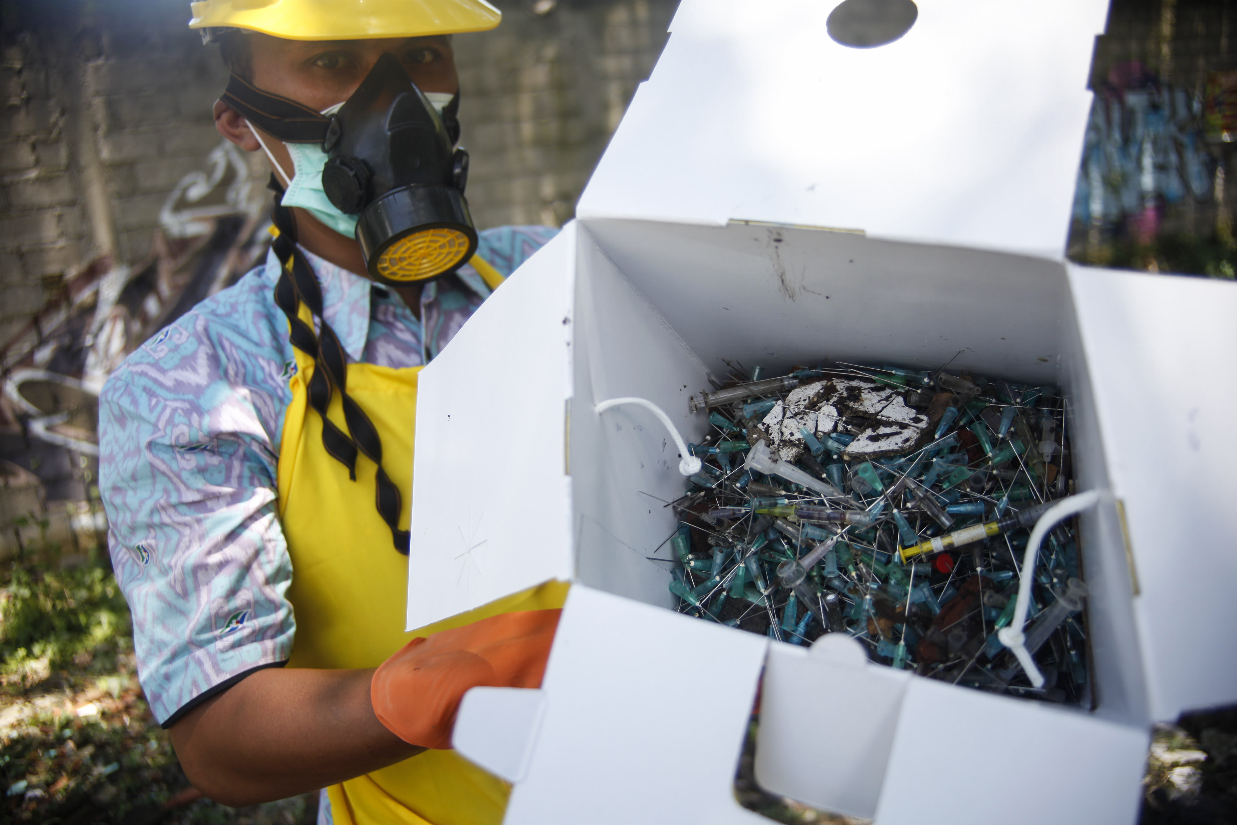 Petugas menunjukkan jarum suntik limbah medis yang ditemukan di wilayah Solo, Jawa Tengah.