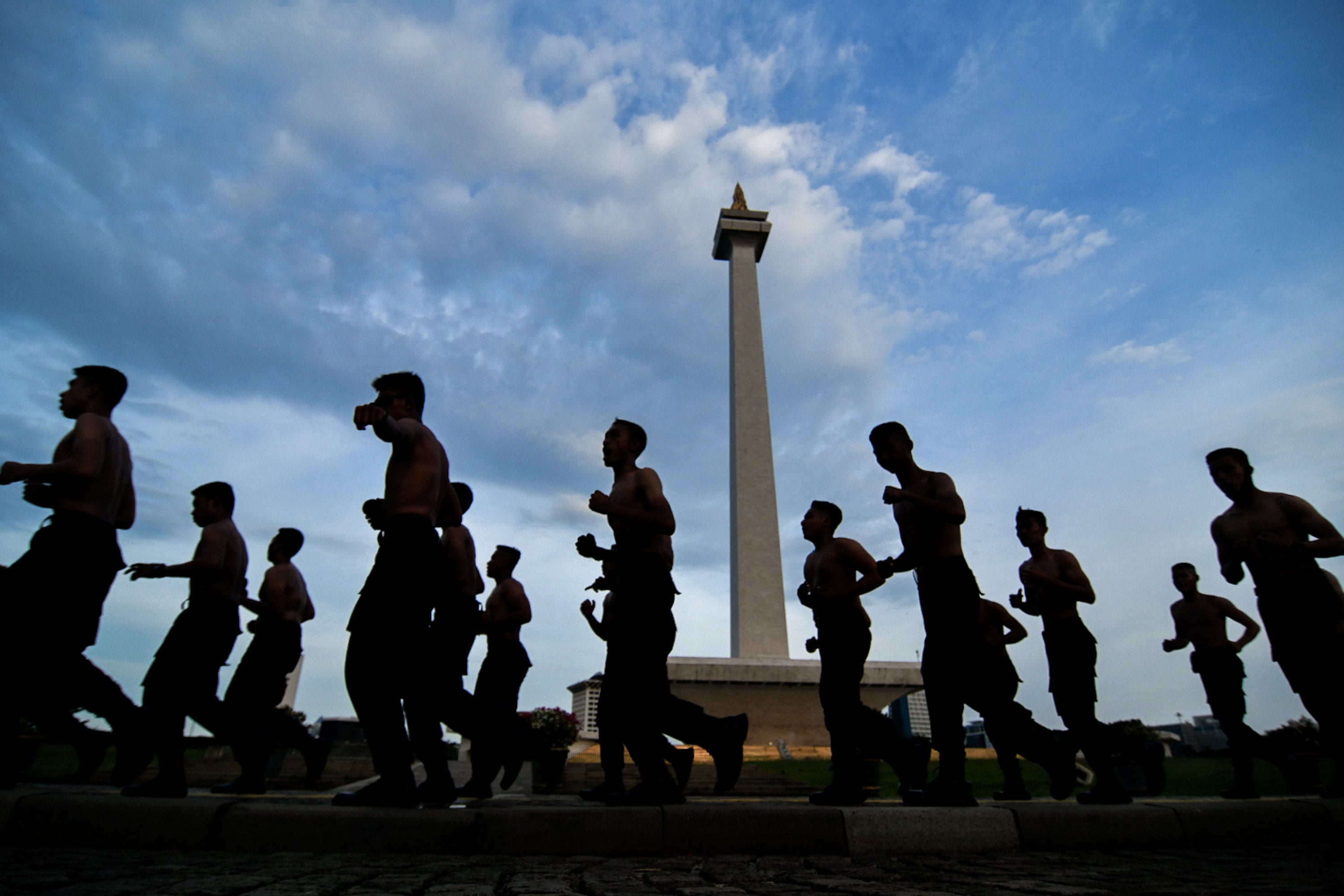 Ilustrasi aparat keamanan melakukan persiapan di sekitar Monumen Nasional, Jakarta.