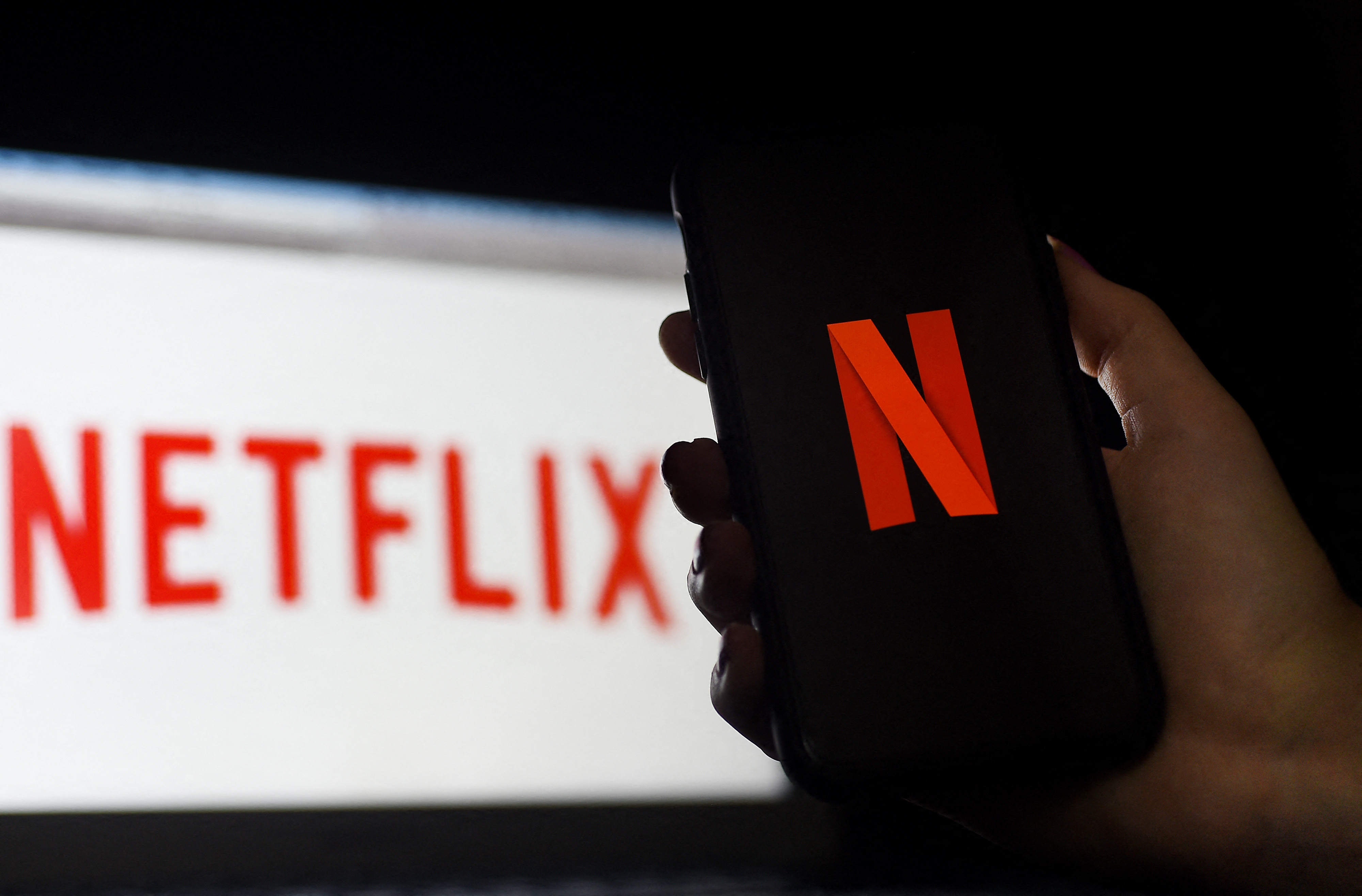 Ilustrasi pengguna mengakses layanan media streaming berbayar Netflix.