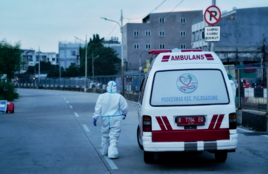 Kendaraan ambulance membawa pasien positif Covid-19 memasuki RSD Wisma Atlet Kemayoran, Minggu (13/6).