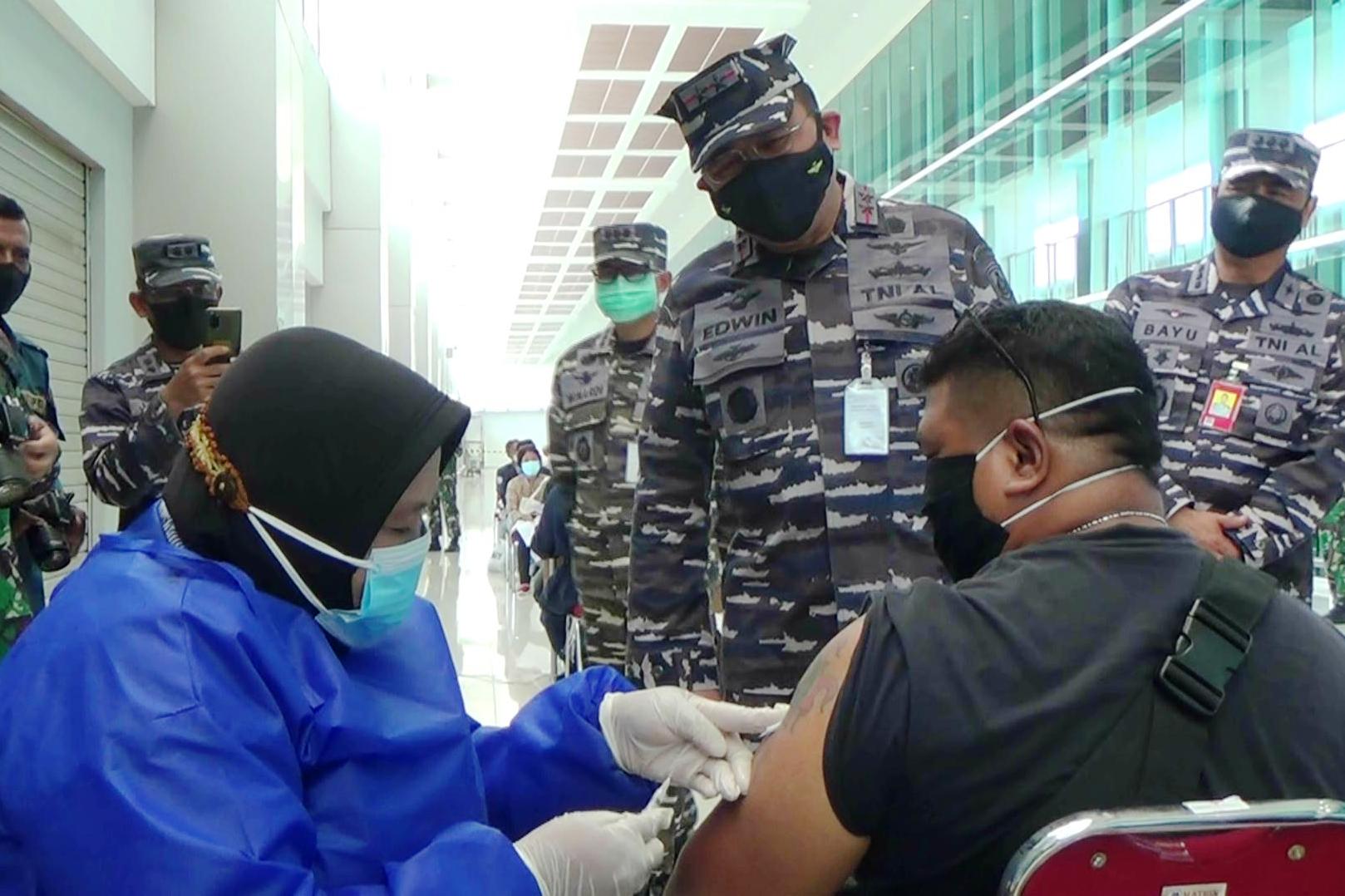 Komandan Puspenerbal Laksamana Muda TNI Edwin memantau vaksinasi di Terminal 1 Bandara Juanda, Rabu (14/7).