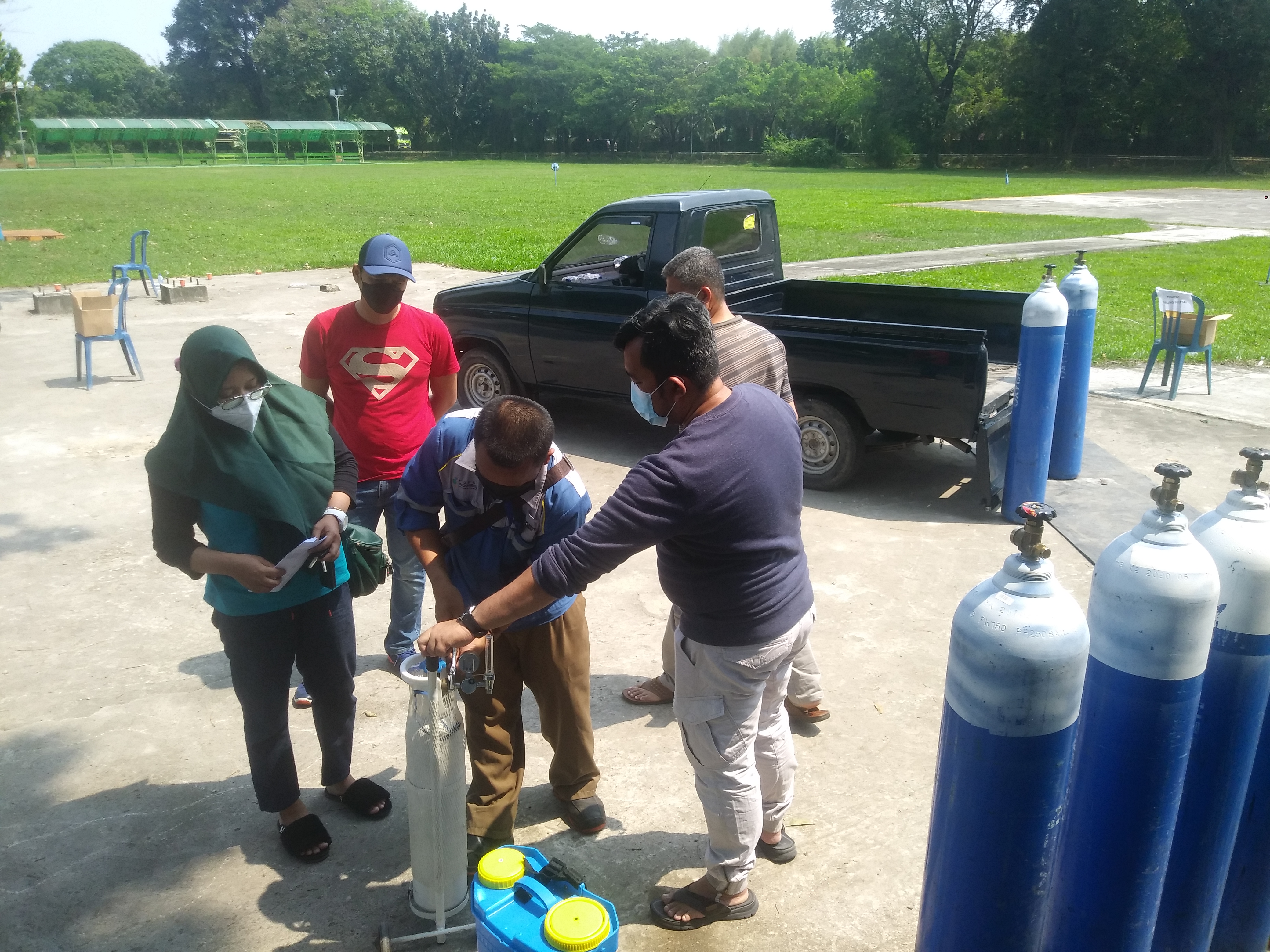 Suasana pengisian tabung oksigen gratis di area kantor Pusri, Sabtu (31/7).