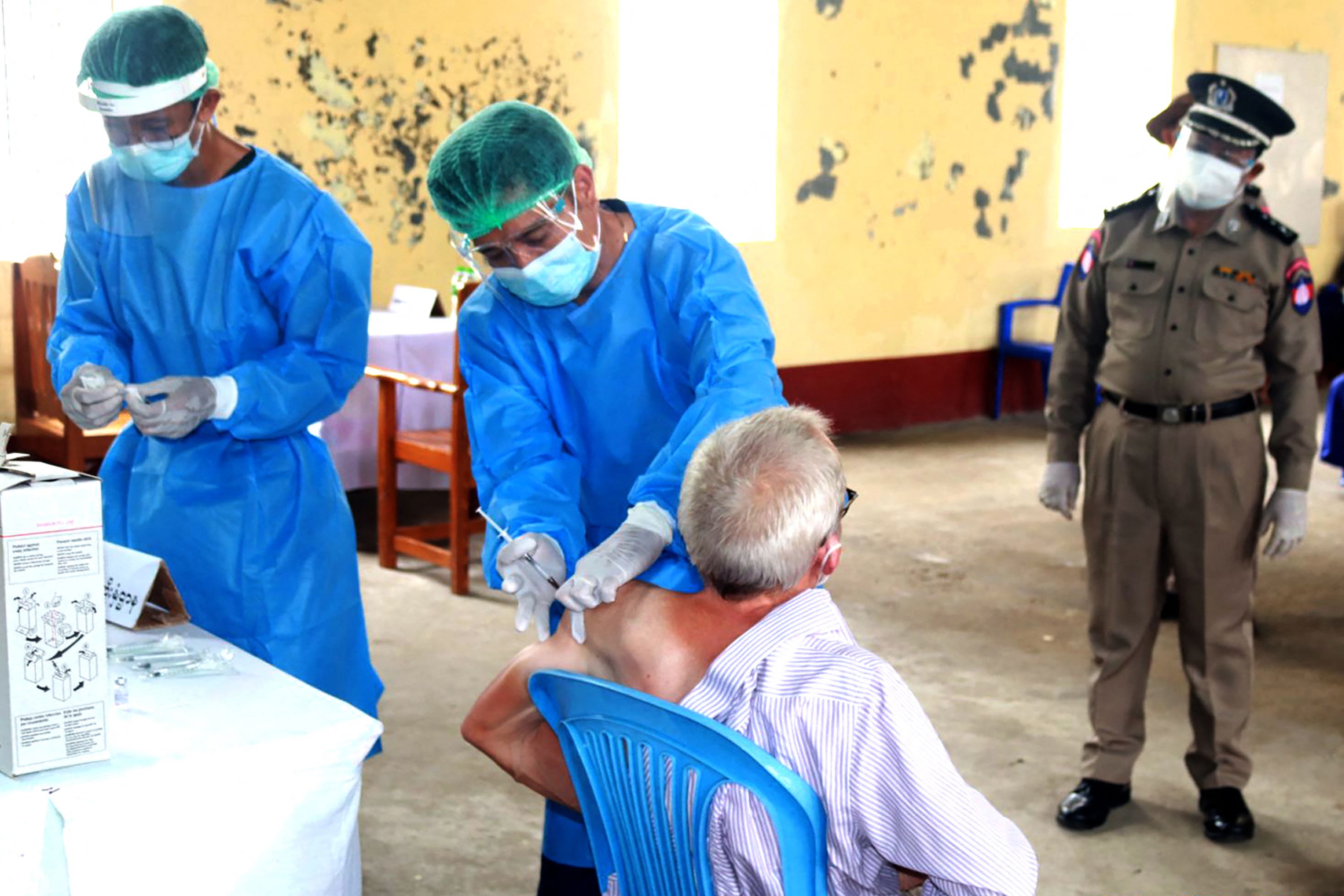 Vaksinasi warga Myanmar