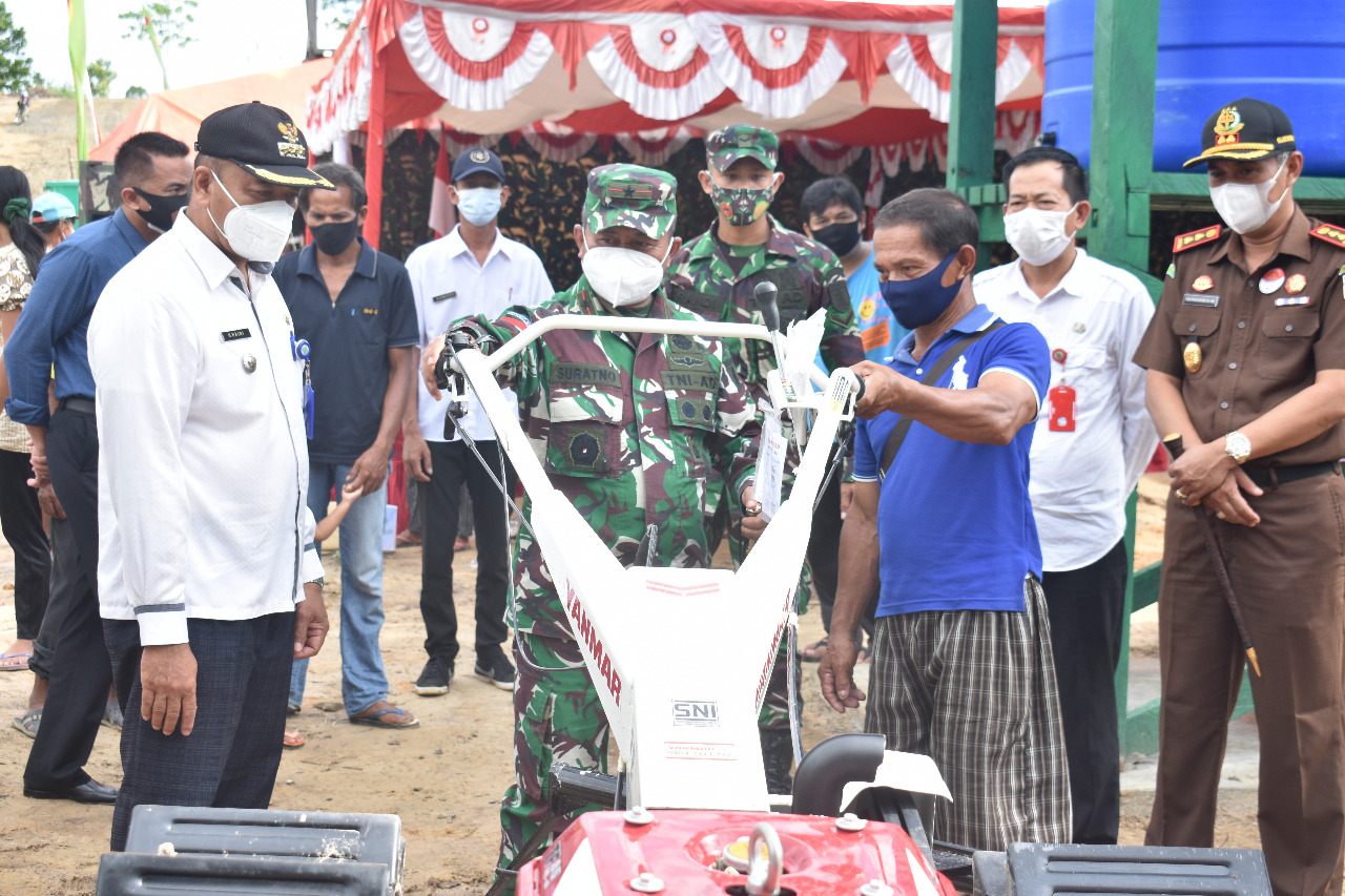  Danrem 092/Mrl Brigjen TNI Suratno, S. I. P memberikan satu unit traktor kepada Ketua Kelompok Tani (Gapoktan) RT 11, Benjamin Sampe.