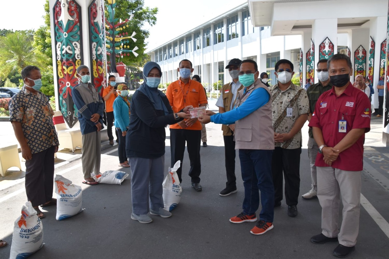 Seorang warga Kalimantan Tengah menerima bantuan sosial dari pemerintah pusat