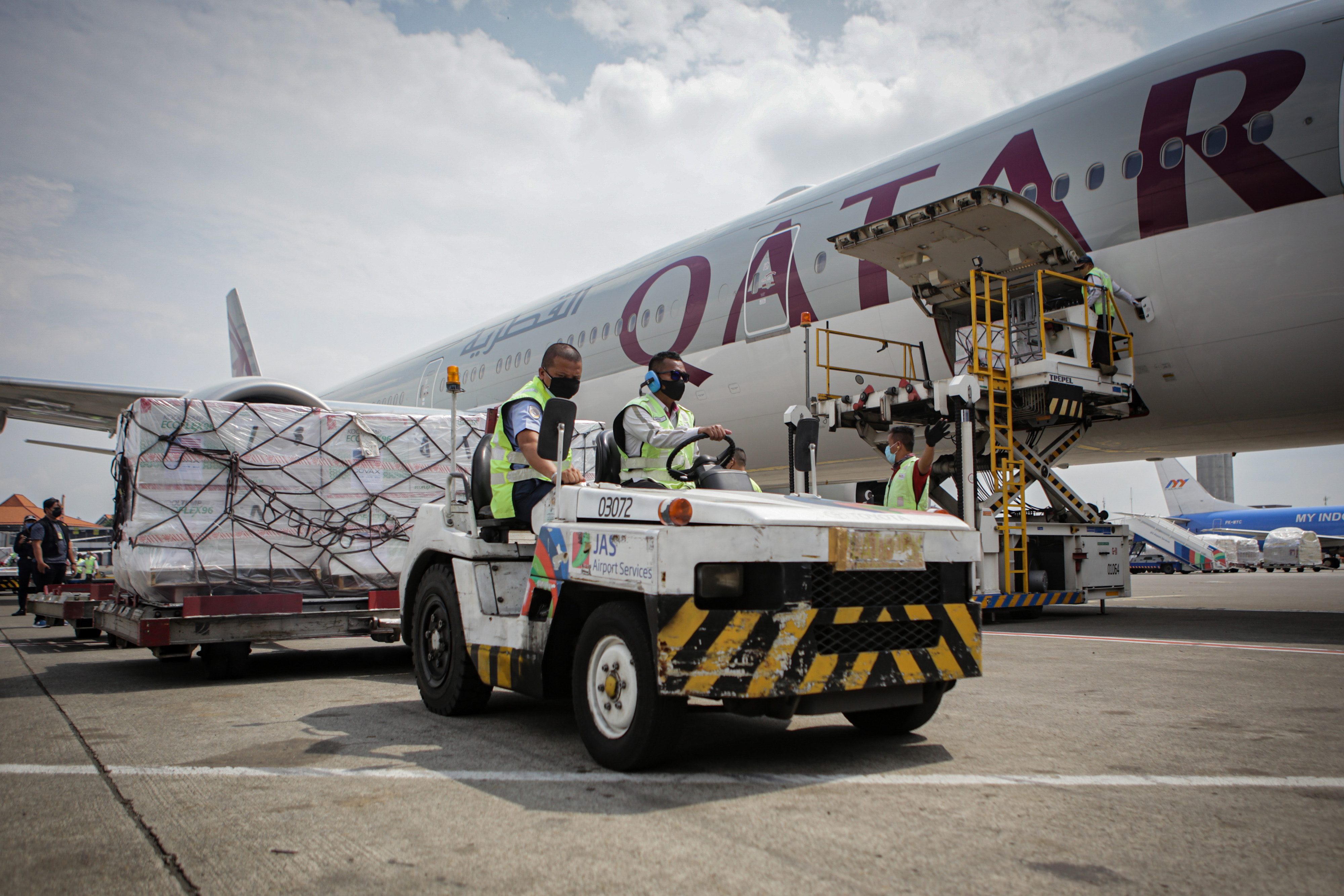  Petugas kargo membawa vaksin COVID-19 jenis Moderna setibanya di Terminal Cargo Bandara Internasional Soekarno Hatta, Minggu (11/7/2021).