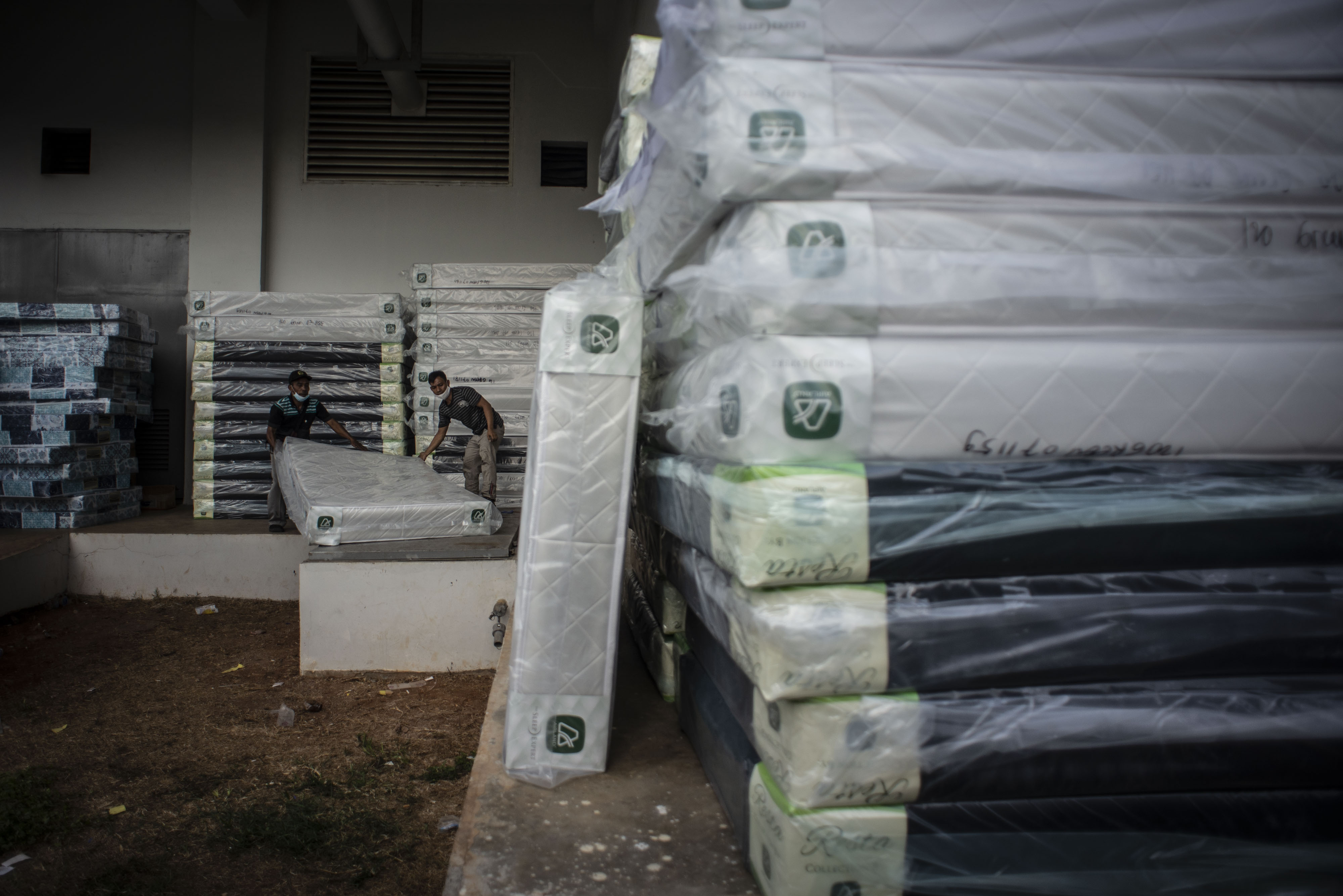 etugas memindahkan kasur di Rusun Pasar Rumput, Jakarta.