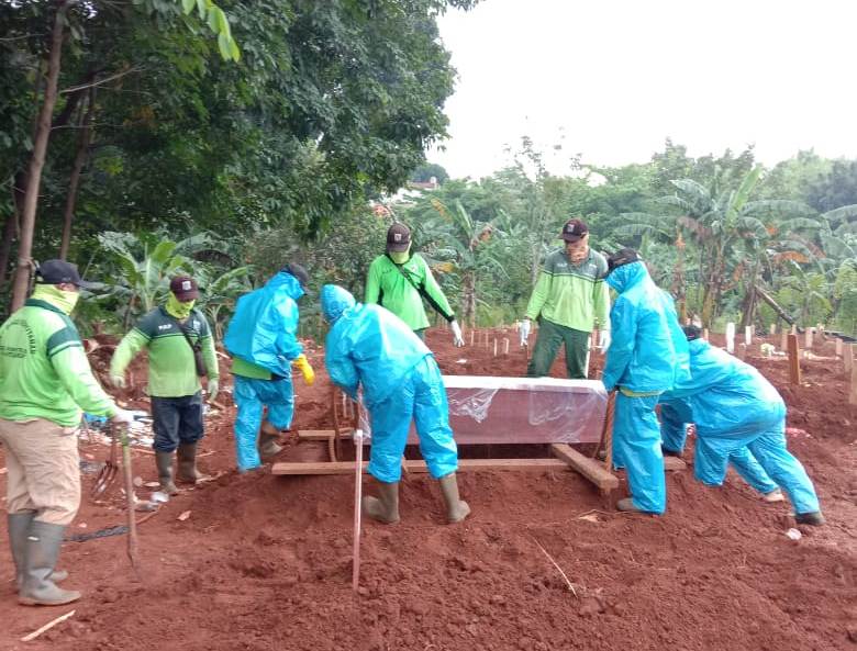 Pemakaman jenazah terkonfirmasi Covid-19 dilakukan di blok khusus dengan protokok kesehatan.