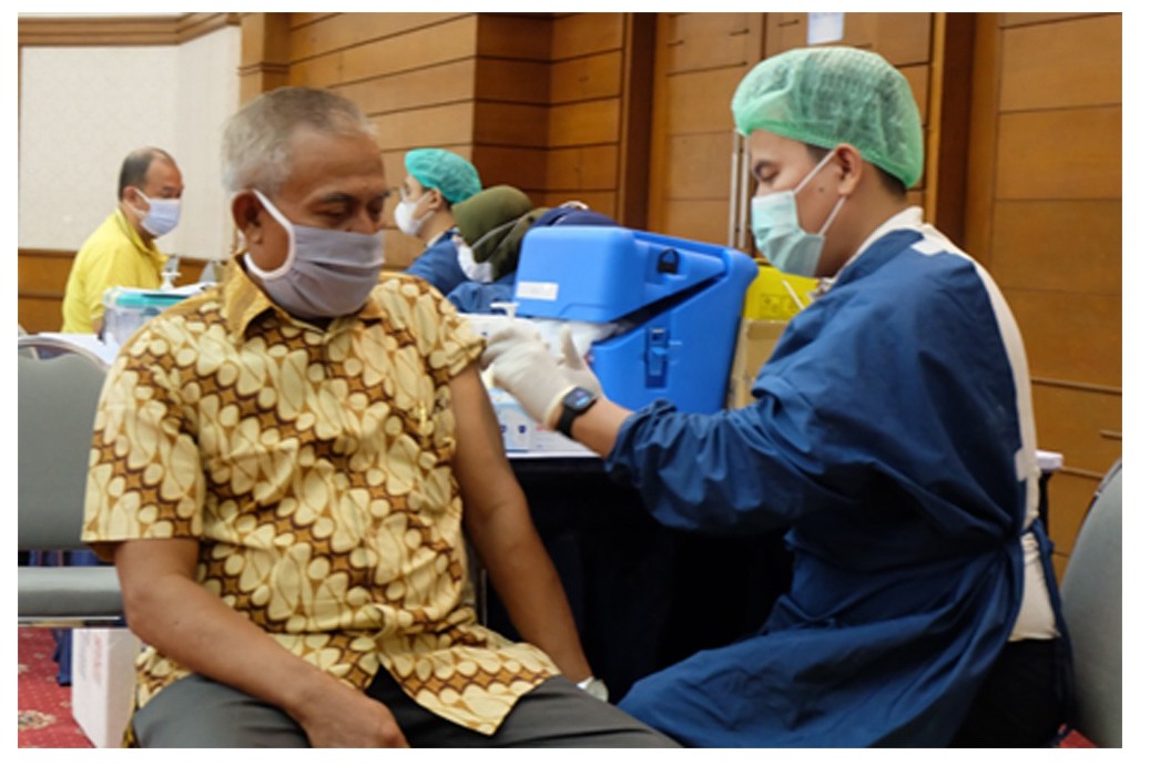 Vaksinasi gotong royong Antam bagi keluarga pegawai.