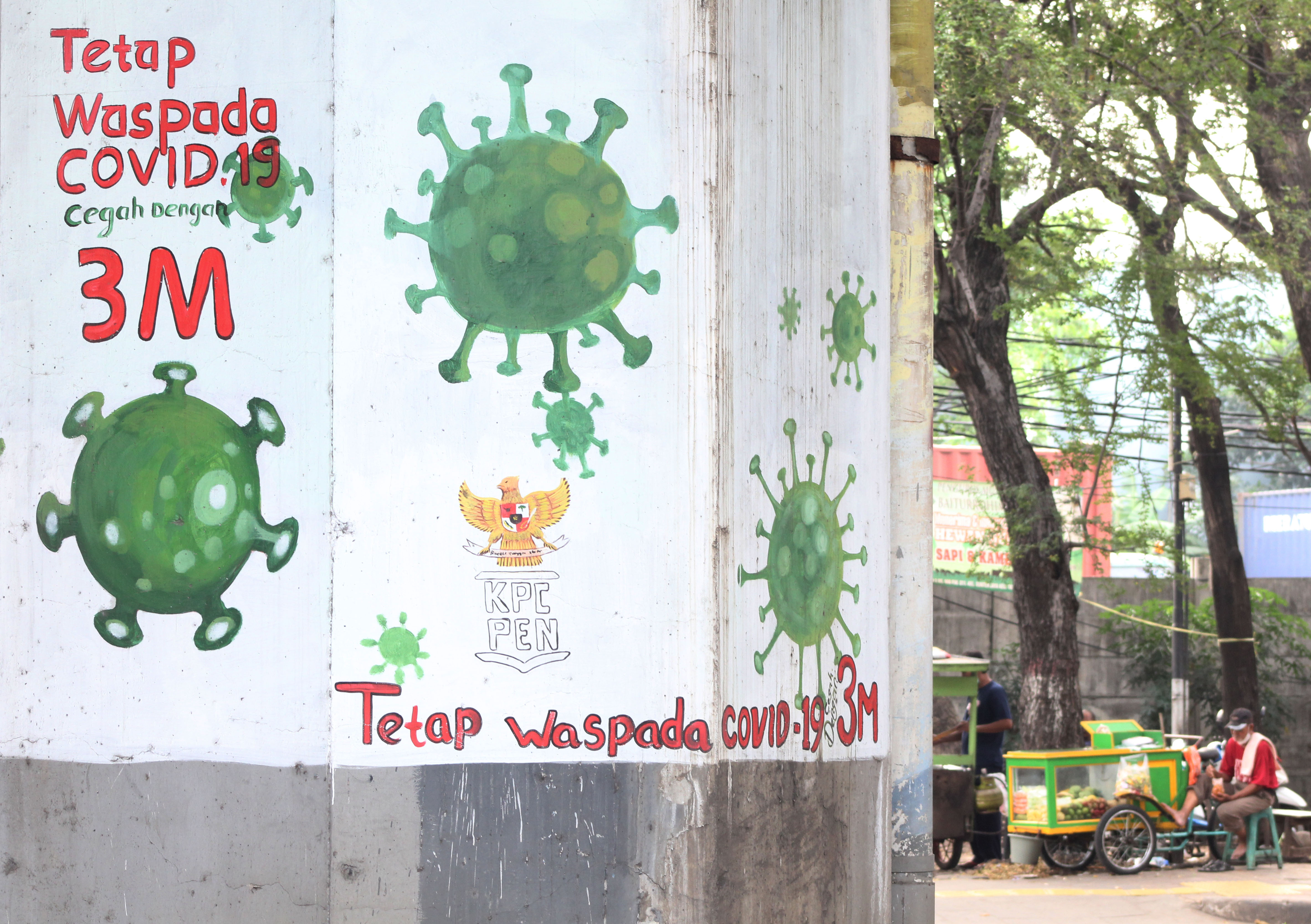 Mural peringatan menjaga protokol kesehatan selama  pandemi Covid-19 di jakarta Utara