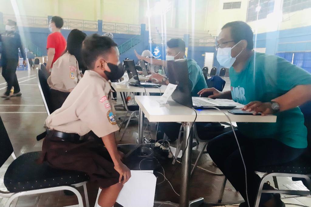 Seorang pelajar menjalani skrining sebelum menerima vaksin covid-19 di Posko NasDem Peduli Jakarta Barat.