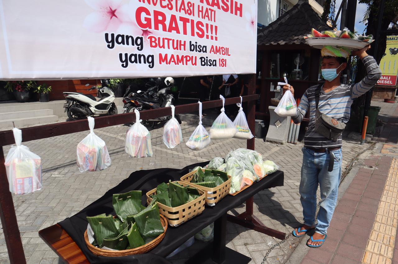 Lapak sembako bertajuk yang butuh bisa ambil, yang mampu bisa isi di Bali.