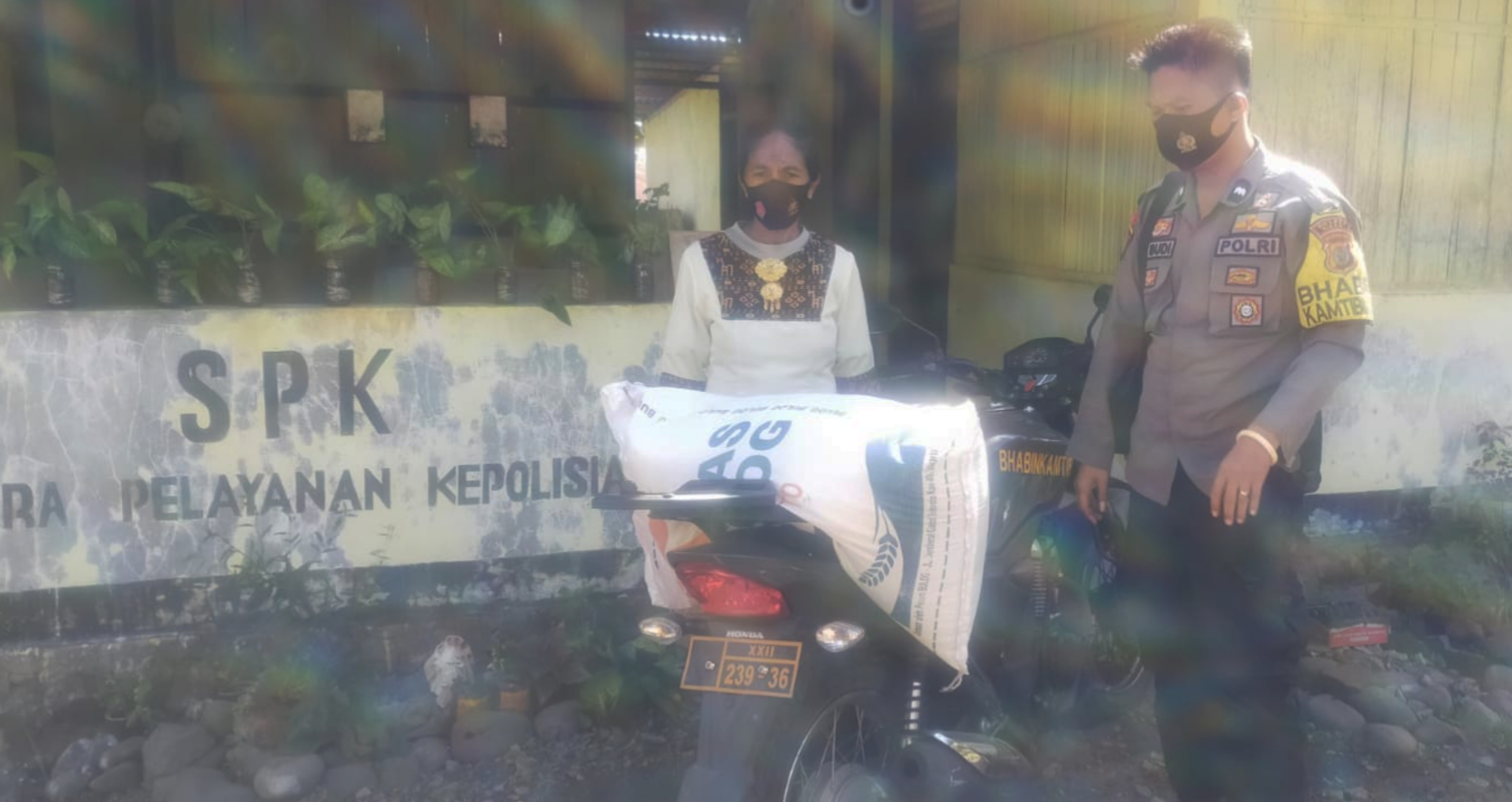 Anggota Pospol Koting antar bantuan beras bagi ODGJ