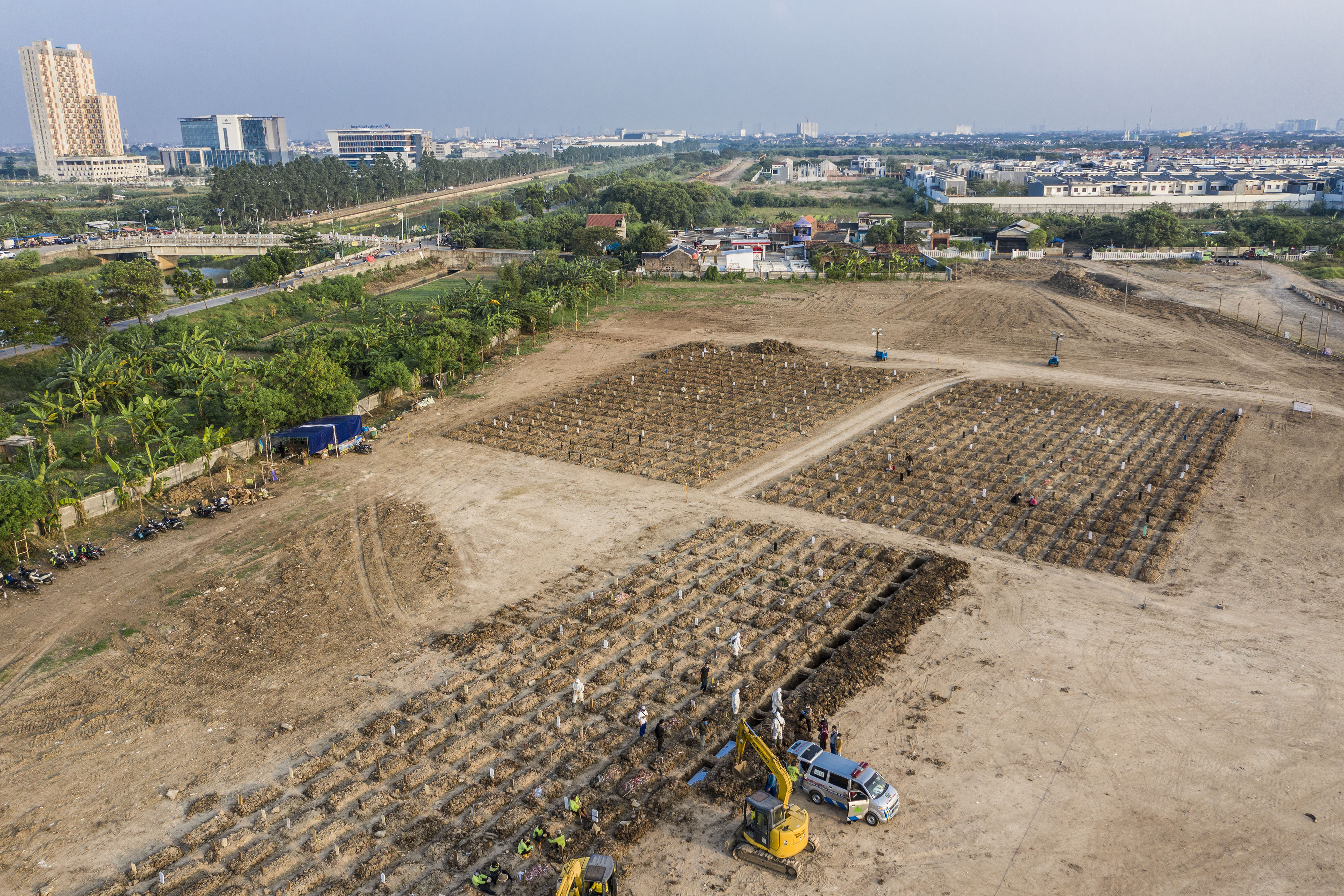 Pemakaman pasien Covid-19 yang meninggal dunia di TPU Rorotan