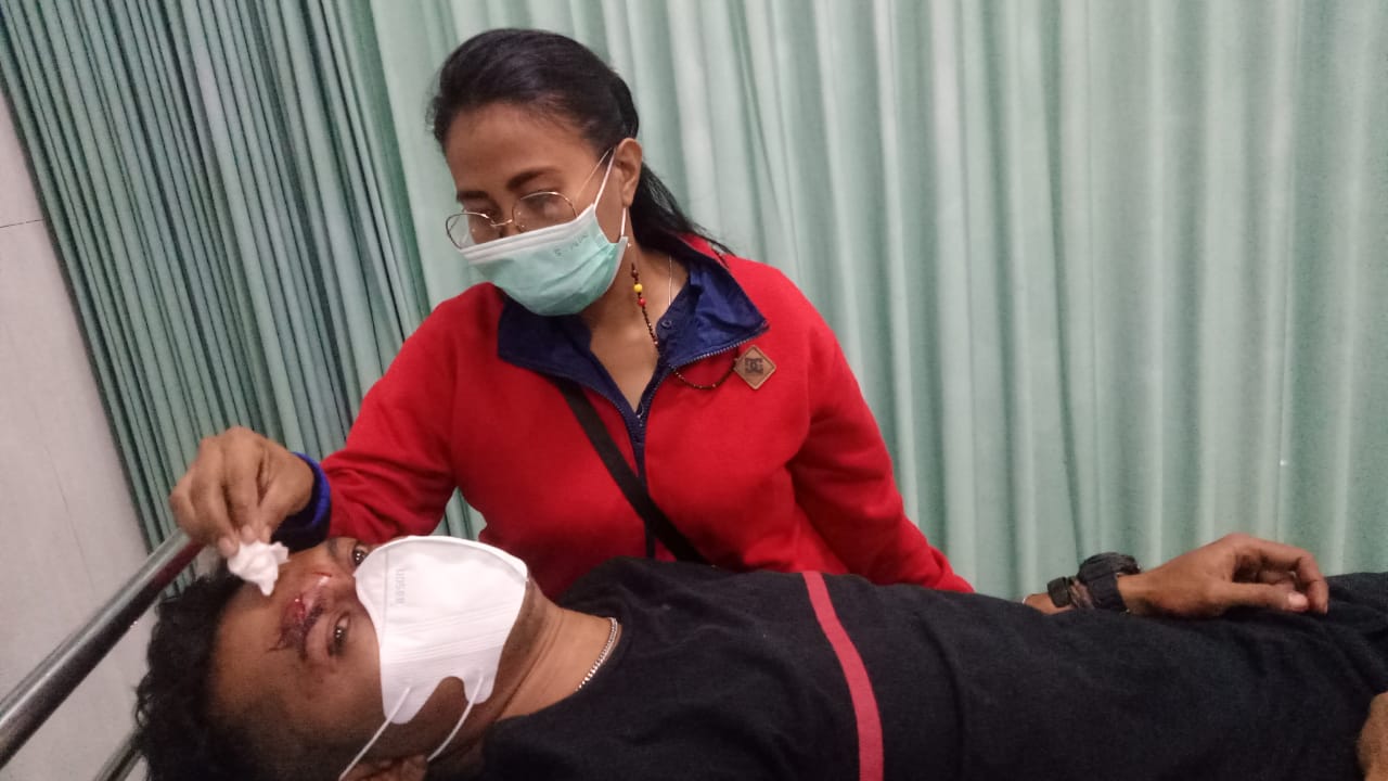 Emanuel Manda didamping istri di RSUD dr. TC Hillers Maumere seusai dihajar petugas saat operasi Yustisi PPKM Kabupaten Sikka, Selasa (6/7) 