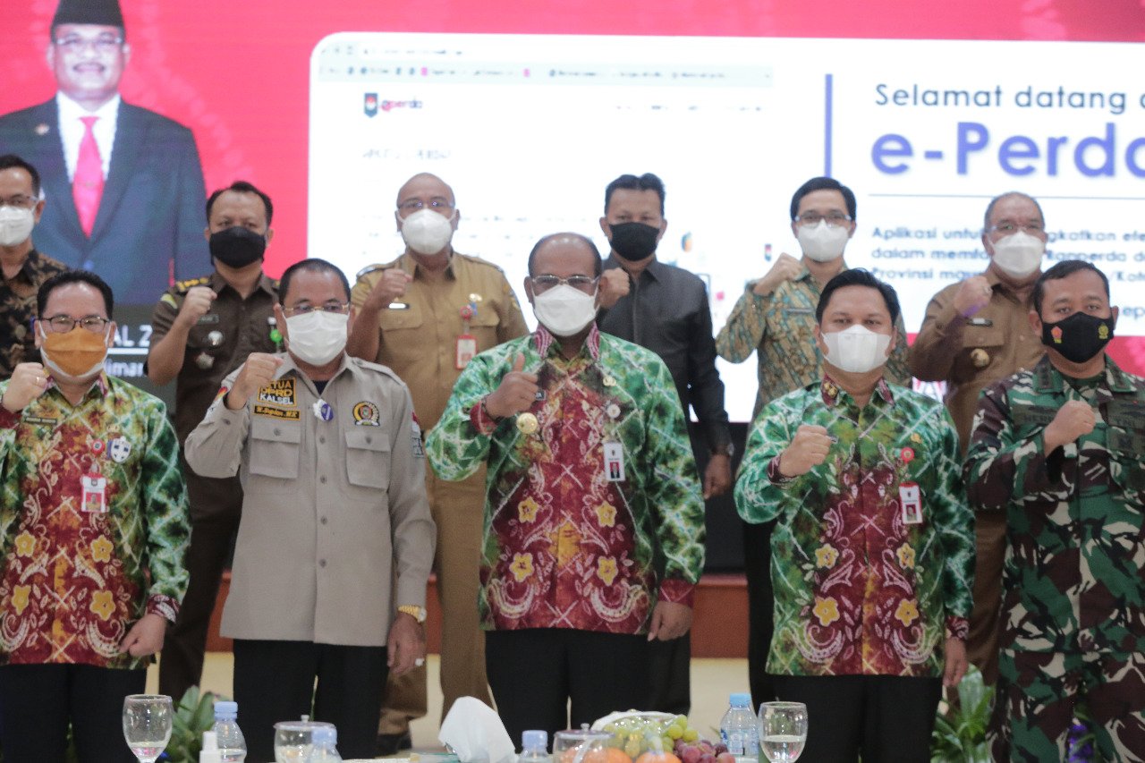 Pejabat Pemprov Kalsel berpose bersama dan mengaku bangga dengan meriah BKN Award 2021. 