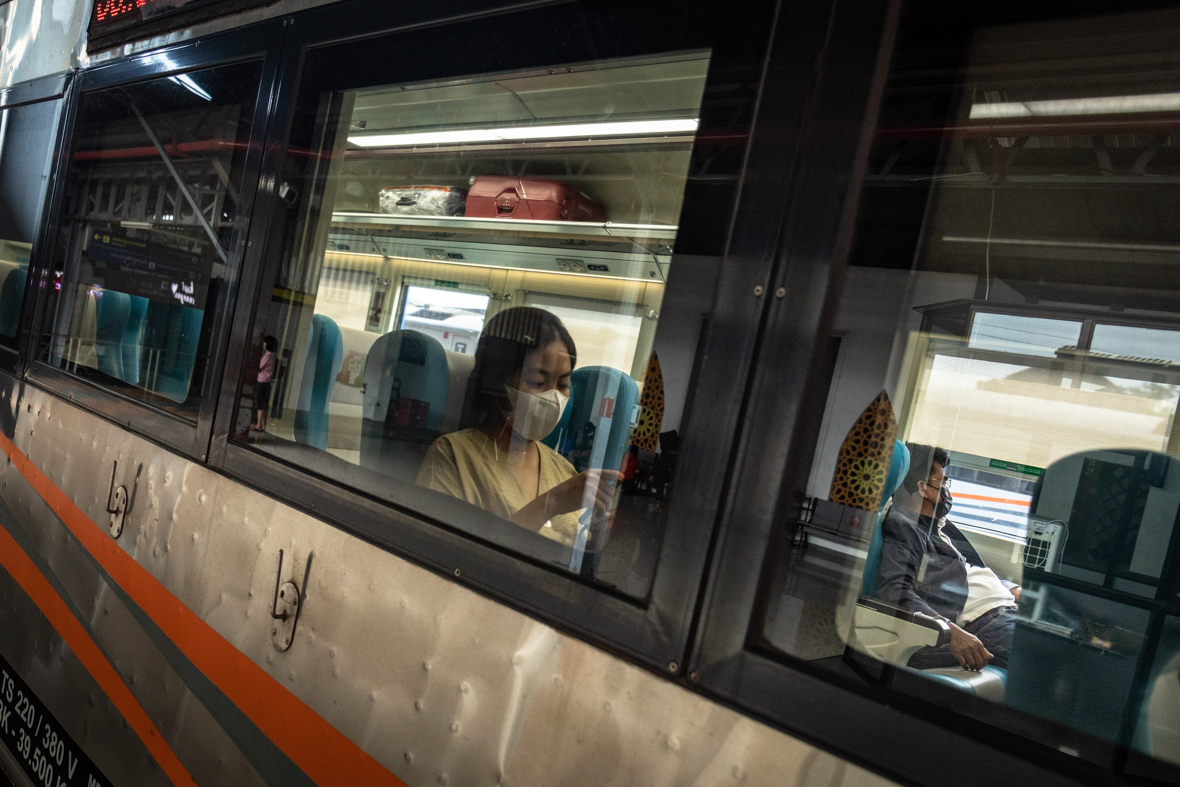 Penumpang duduk di dalam rangkaian kereta api Argo Bromo Anggrek jurusan Pasar Turi Surabaya di Stasiun Tawang, Semarang, Jawa Tengah.