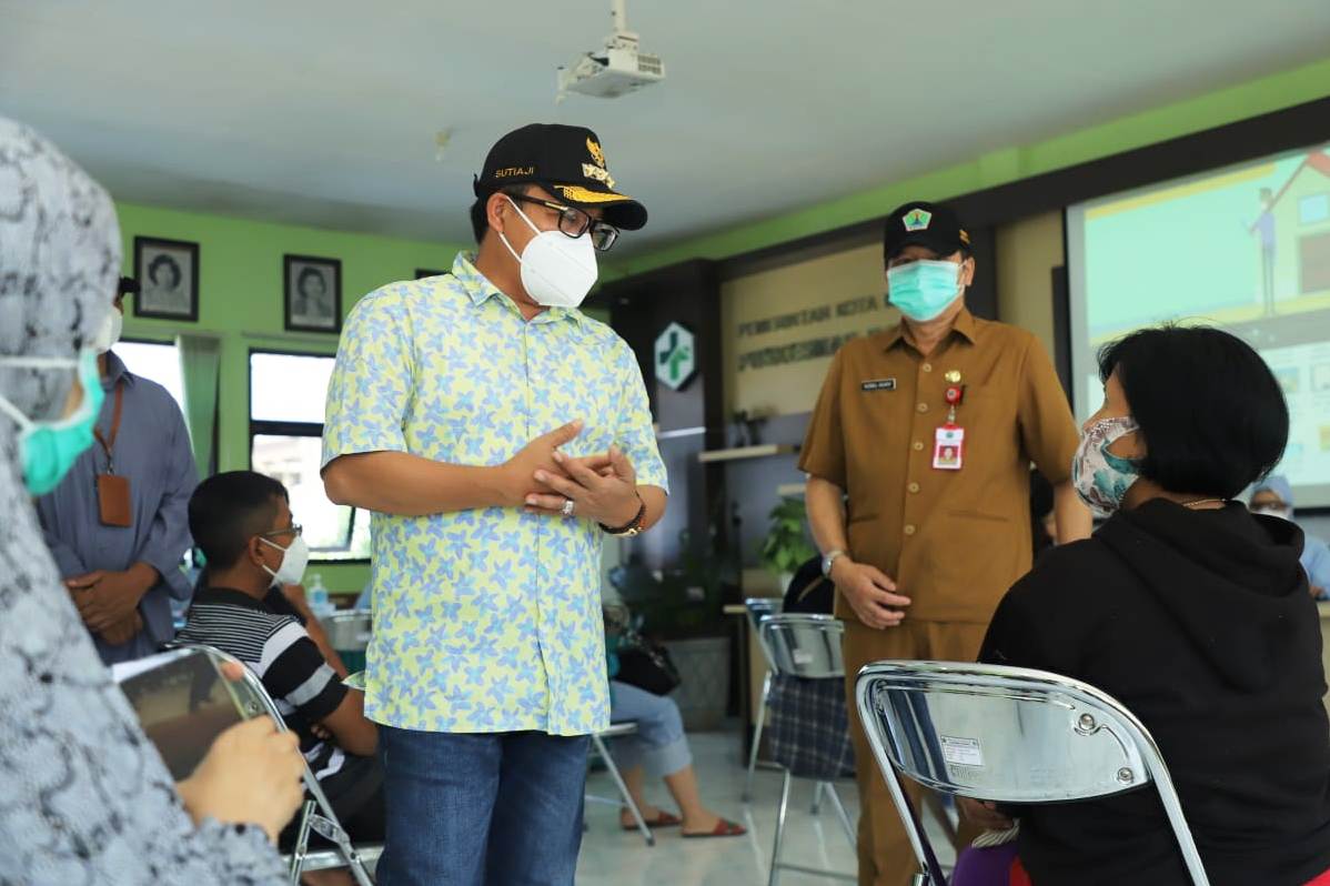 gWali Kota Malang Sutiaji memantau pelaksanaan vaksinasi di stadion Gajayana dan Puskesmas Bareng, Selasa (6/7)