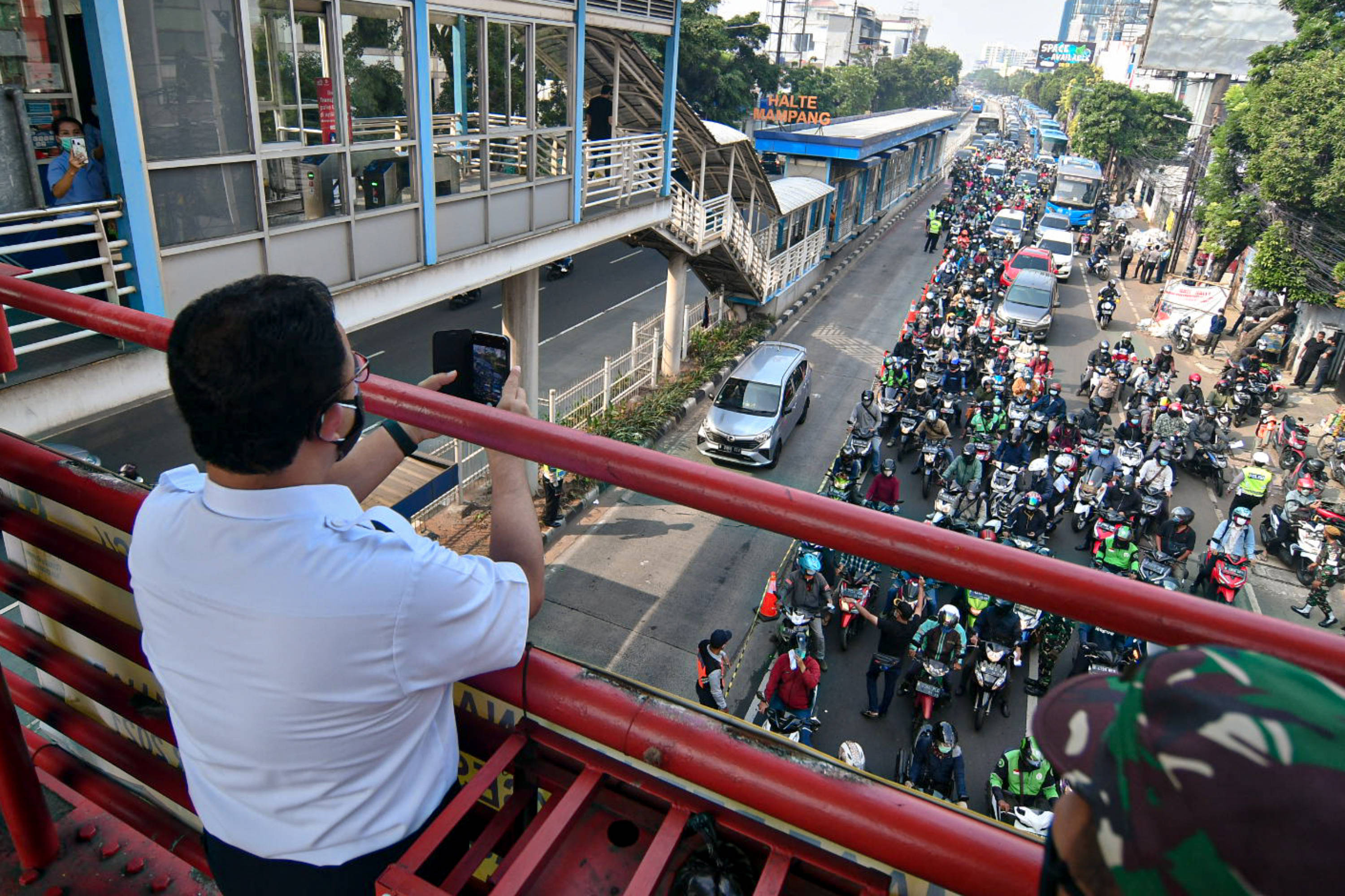 Gubernur DKi Jakarta ANies Baswedan meninjau pos penyekatan PPKM darurat