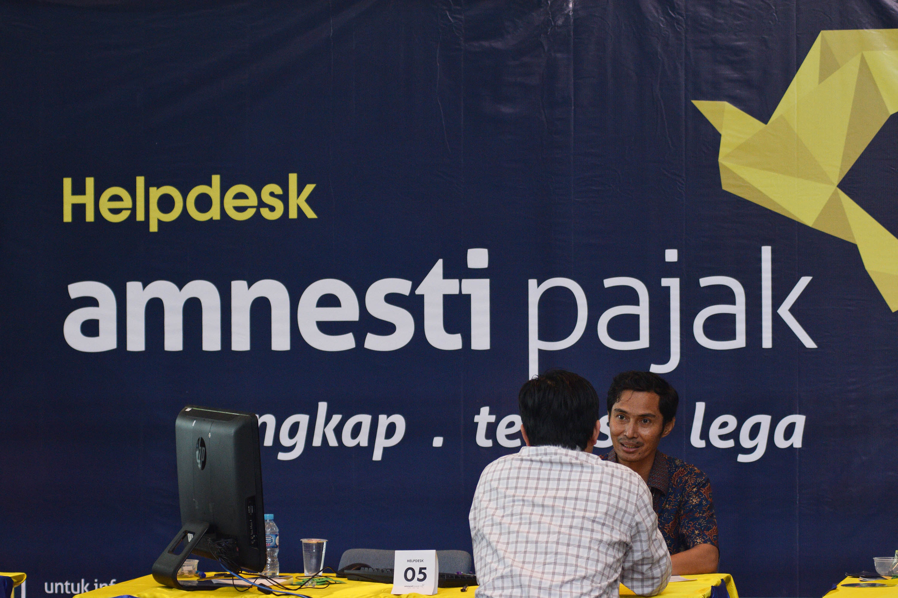 Petugas pajak melayani warga dalam program Tax Amnesty pada 2017 lalu.