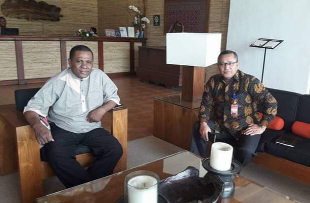 Akademisi Universitas Cenderawasih (Uncen) Papua, Marinus Yaung (kiri) tengah berbincang.