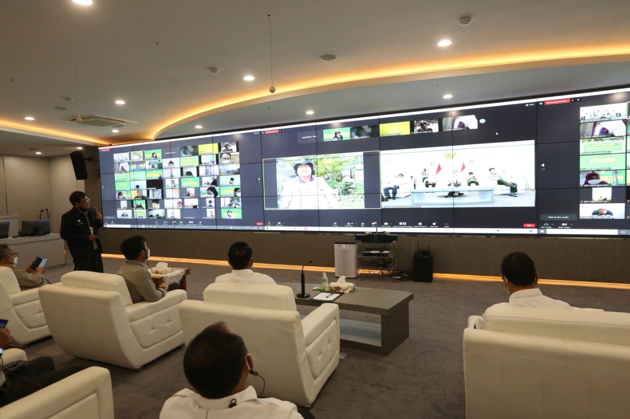 KSP Moeldoko meninjau sistem teknologi Kementerian Pertanian atau ruang pusat data Agriculture War Room (AWR) di Jakarta, Kamis (1/7).