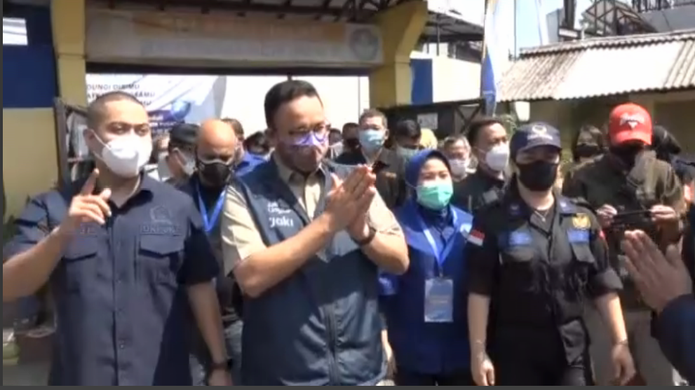 Gubernur DKI Jakarta Anies Baswedan (tengah).