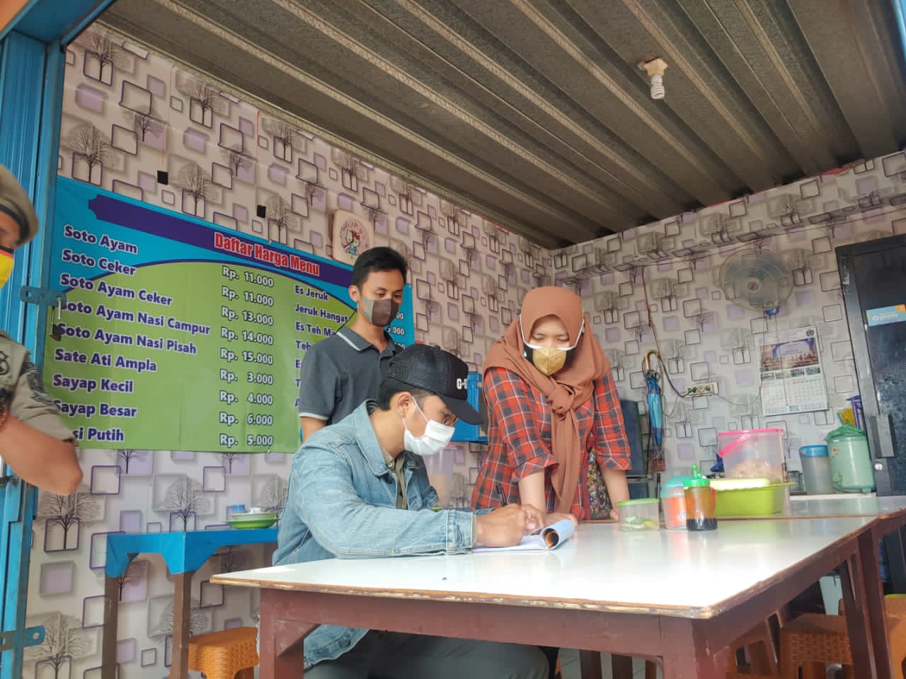 Tim gabungan Pemkot Bekasi bersama Polri, TNI, Kejaksaan Negeri, dan pengadilan melakukan operasi yustisi PPKM darurat, Jumat (9/9). 