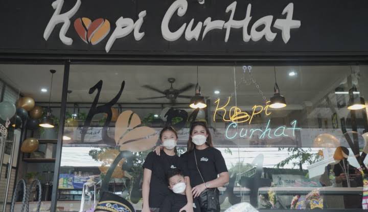 Rere Setyawan owner Kopi Curhat (kanan) di depan salah satu kedai kopinya.  