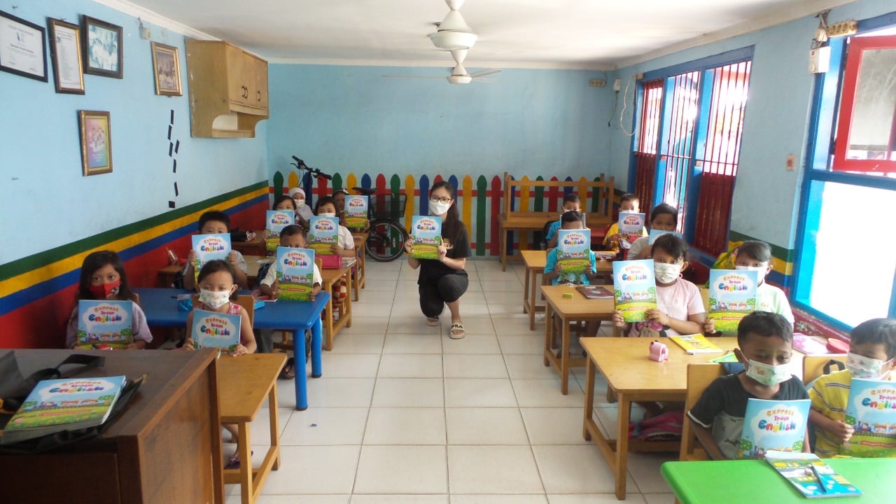 Pembagian buku untuk siswa di sekolah kolong jembatan tiga