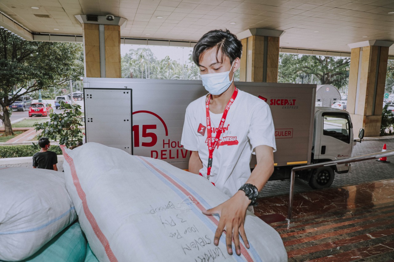 Pegawai Sicepat Ekspres tengah memilah paket.