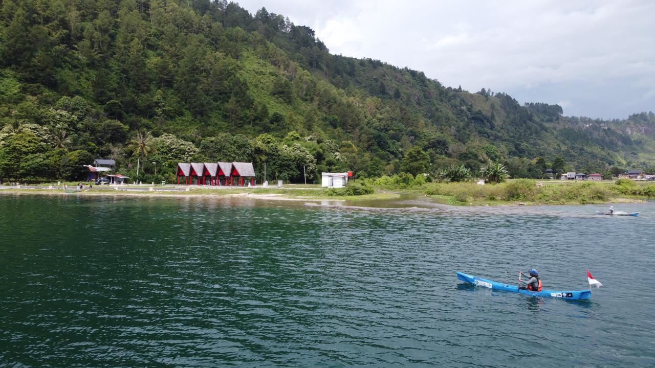 Seorang milenial Marco Manurung menggelar ekspedisi solo menggunakan sampan keliling Danau Toba.
